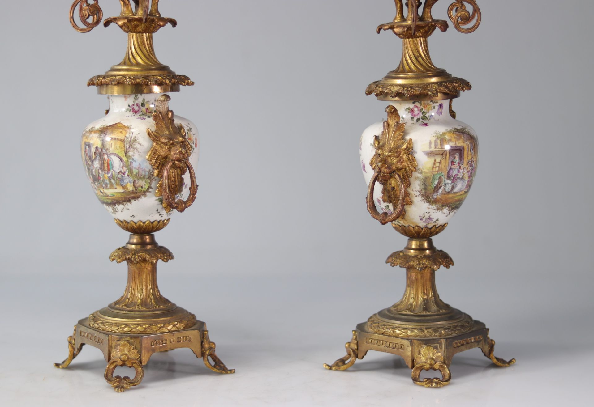 Imposing pendulum and candelabra set in bronze and porcelain decorated with flowers and characters - Bild 6 aus 8