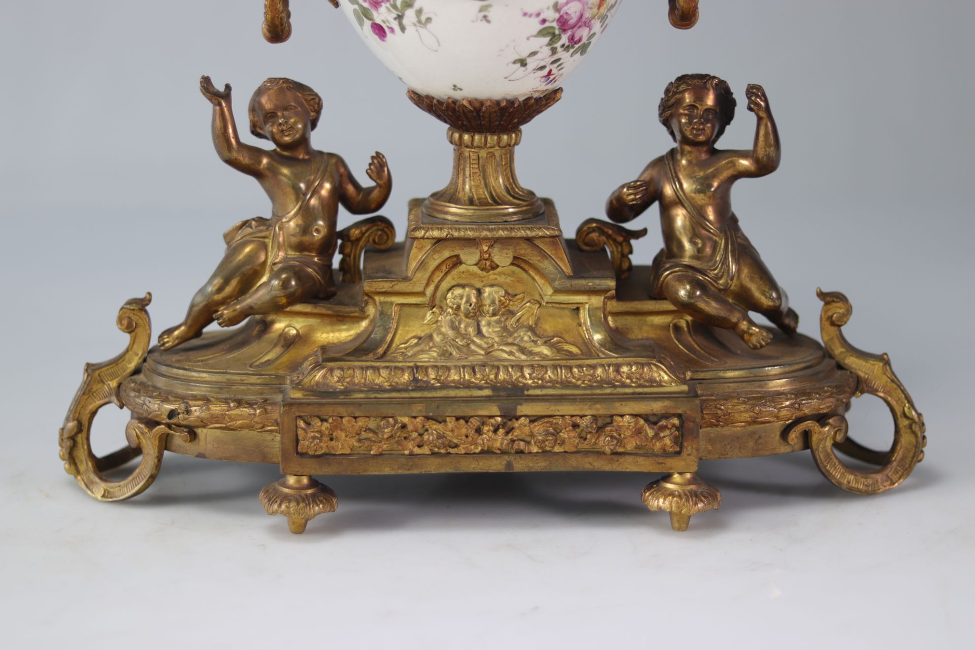 Imposing pendulum and candelabra set in bronze and porcelain decorated with flowers and characters - Bild 8 aus 8