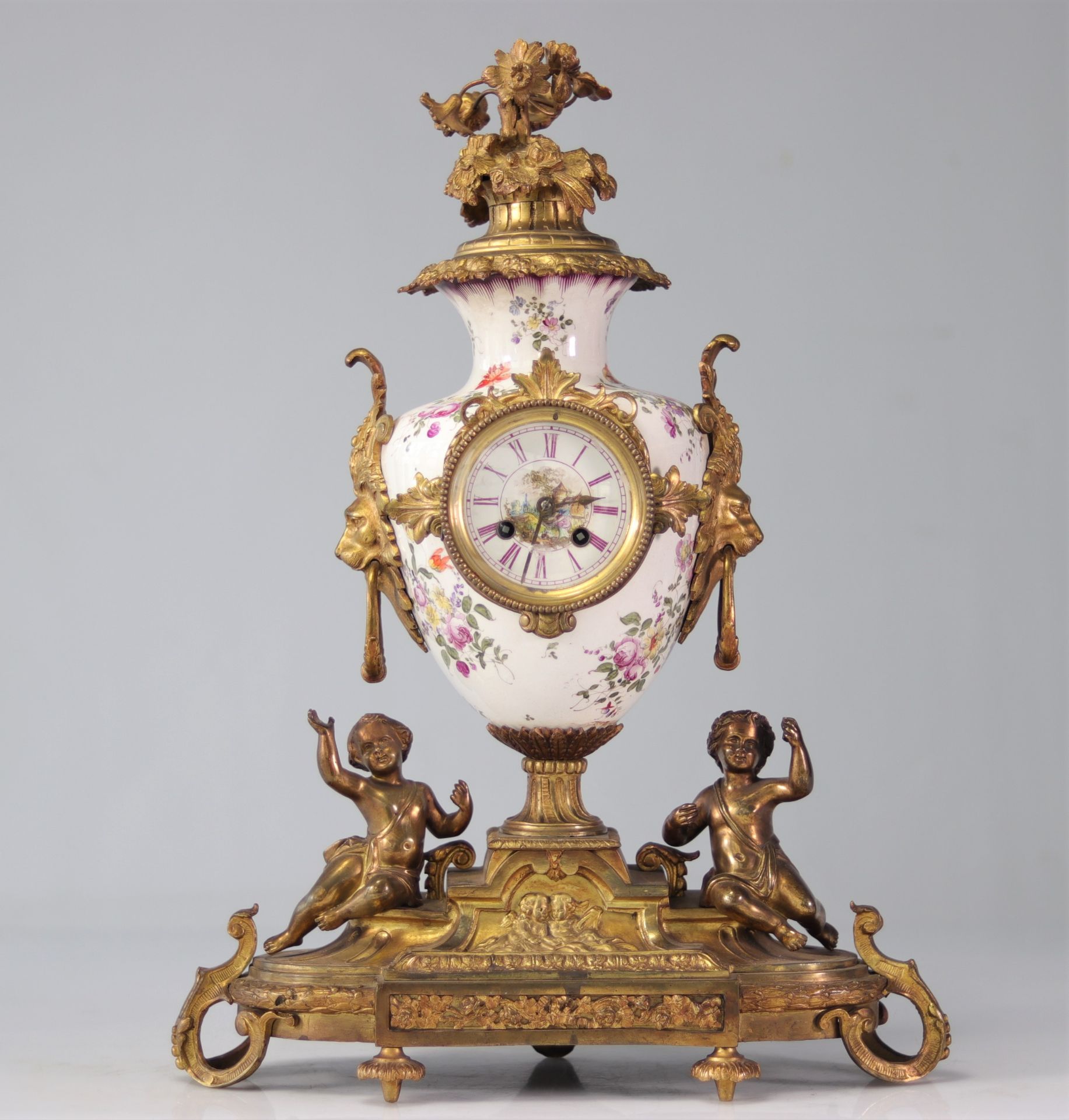 Imposing pendulum and candelabra set in bronze and porcelain decorated with flowers and characters - Bild 4 aus 8