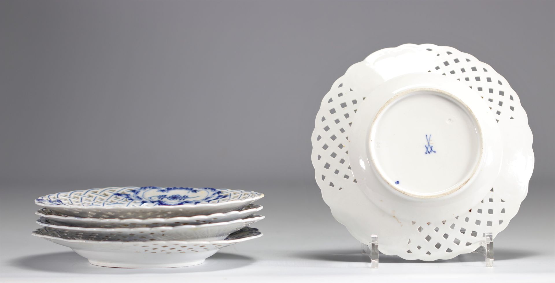 Lot of 5 blue white Meissen porcelain plates with openwork edges - Bild 2 aus 2