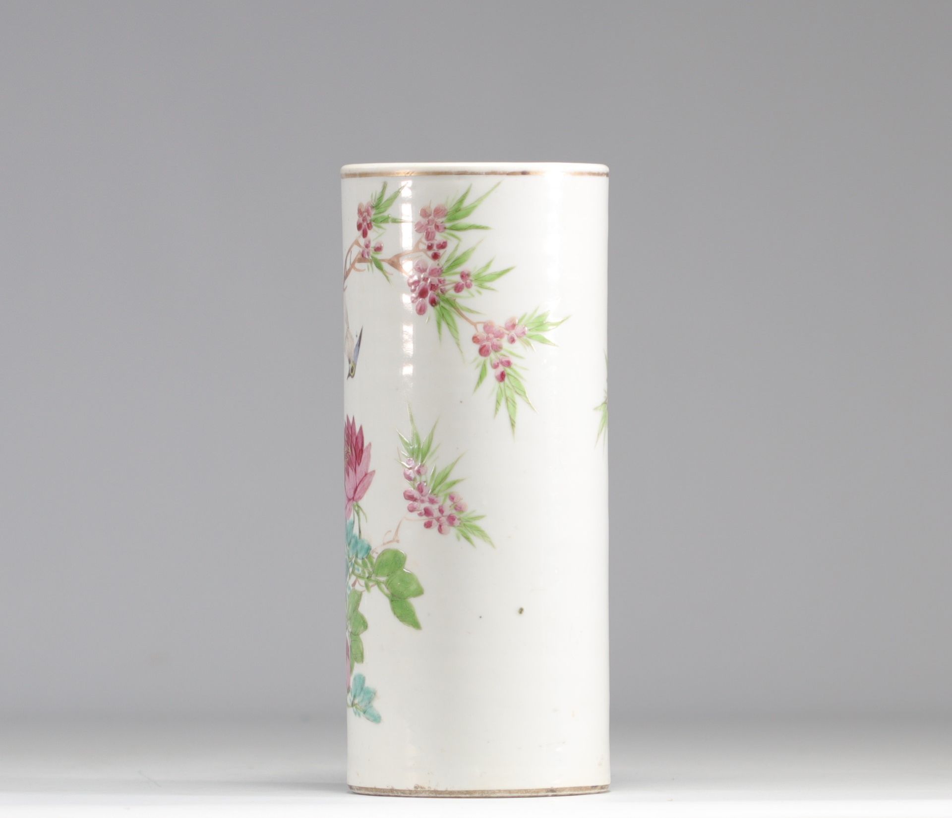 Brush holder in qianjiang cai porcelain decorated with birds and artist signature flowers - Bild 3 aus 5