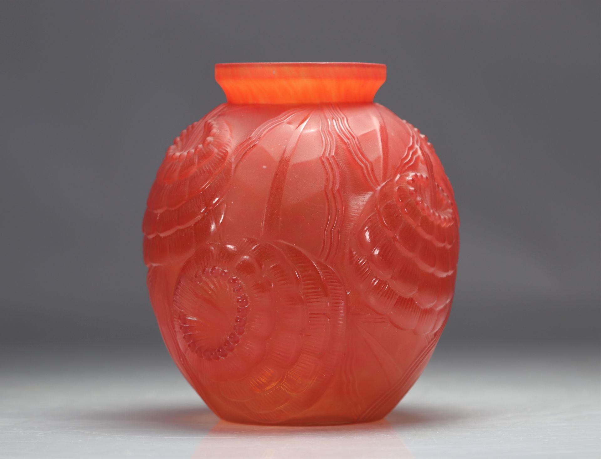 Pierre d'AVESN (1901-1990) Red Art Deco vase with stylized flower motif - Image 3 of 5