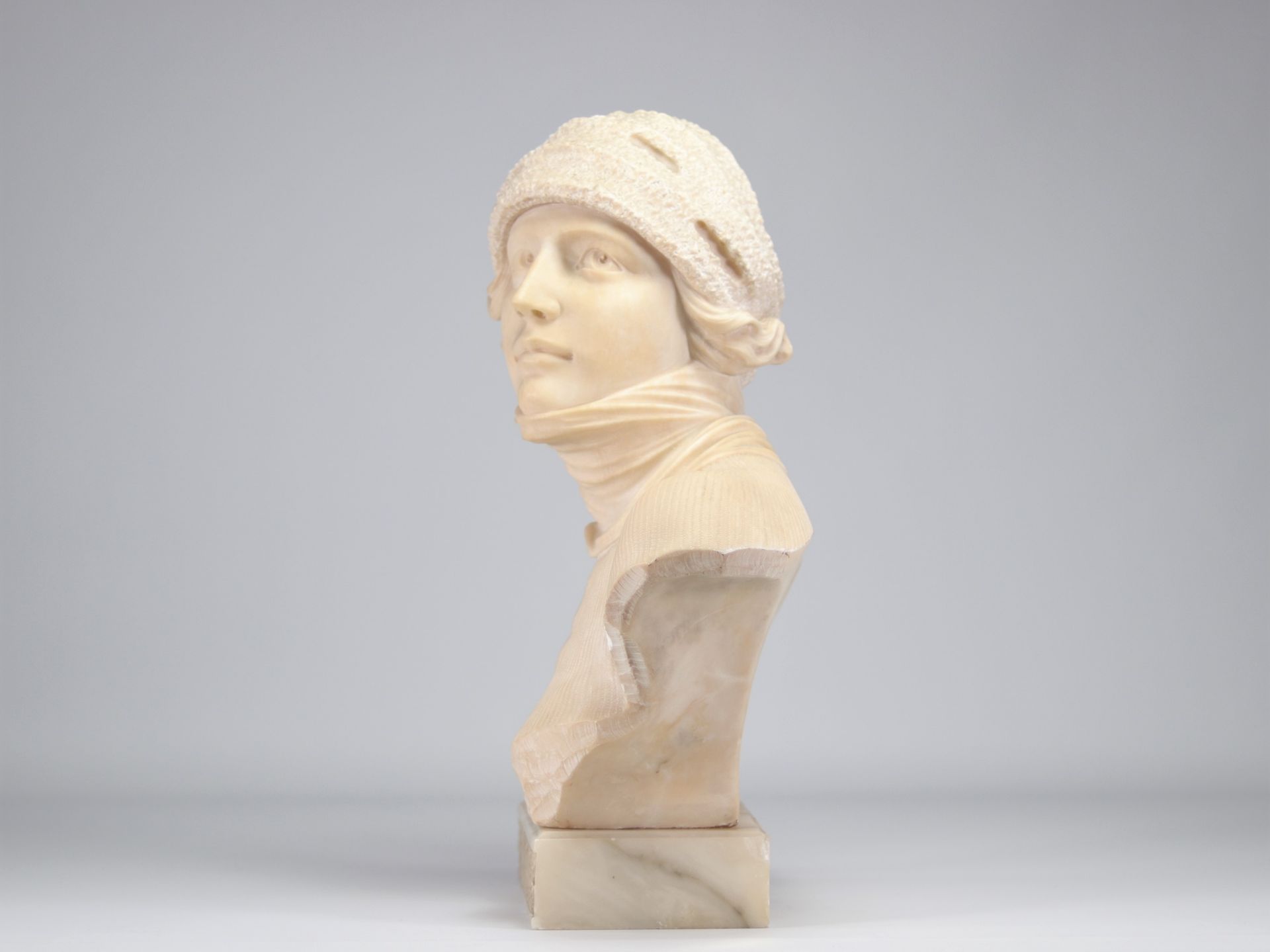 Beautiful marble bust young woman in winters - Image 4 of 4