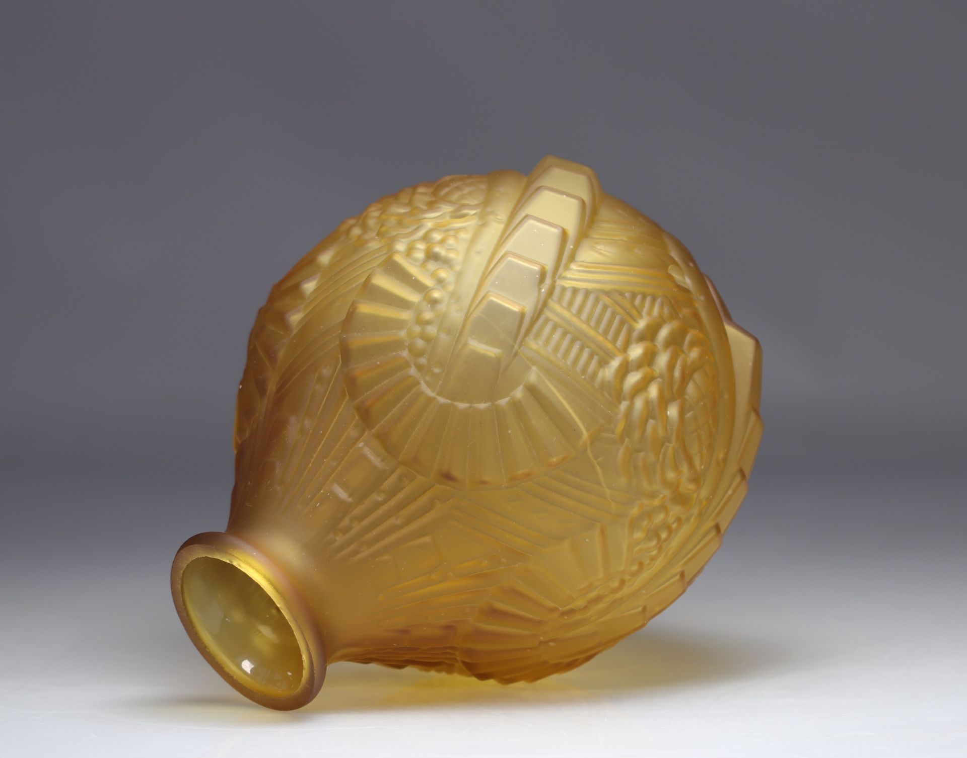 Art Deco satin ocher ball vase with geometric patterns - Bild 2 aus 3