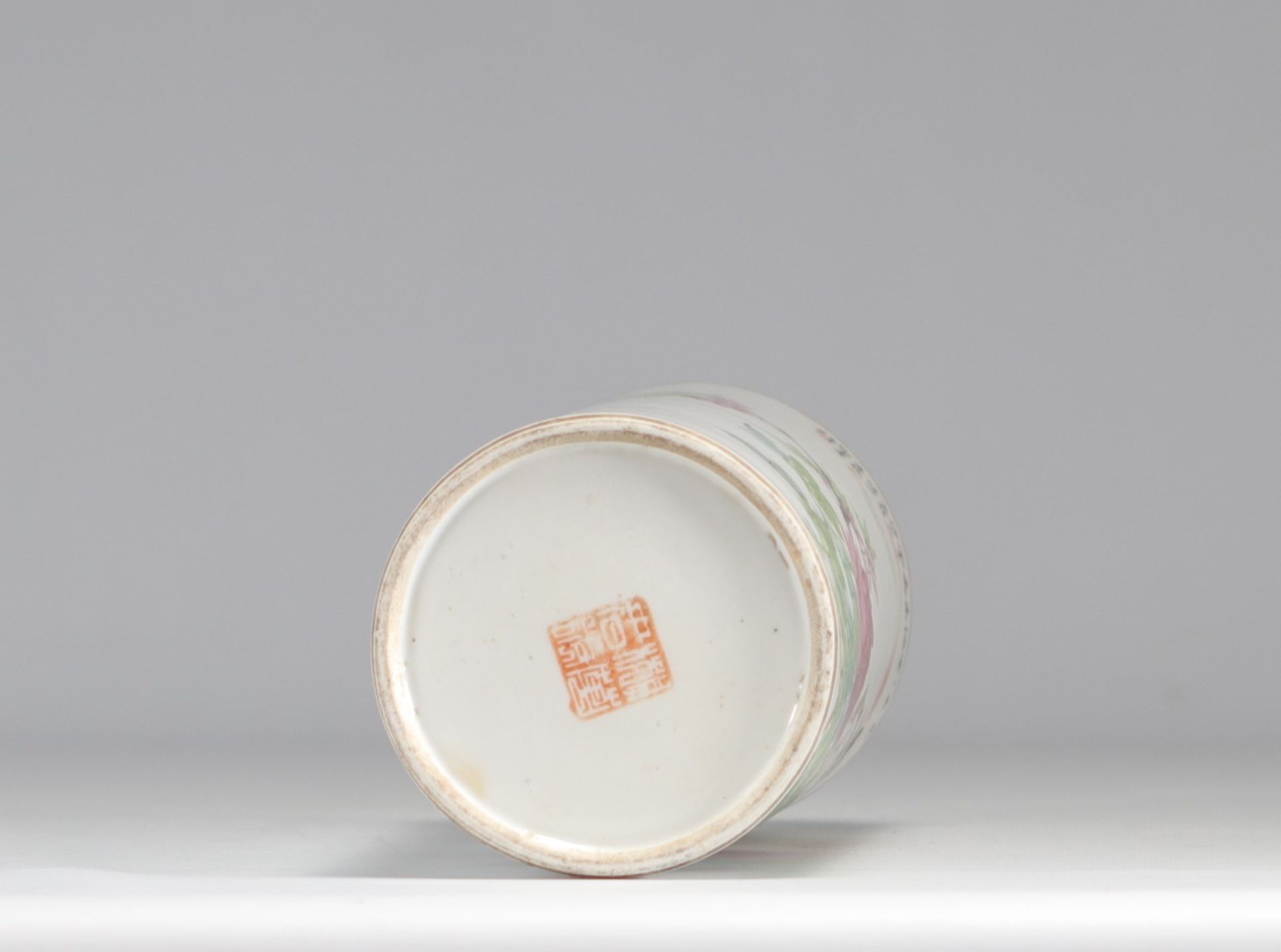 Brush holder in qianjiang cai porcelain decorated with birds and artist signature flowers - Bild 5 aus 5