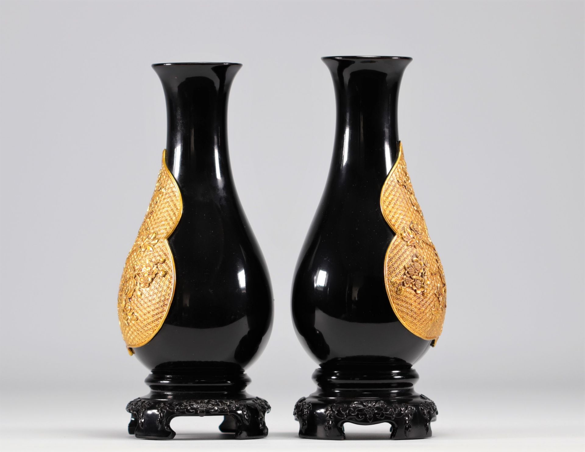 Pair of Fuzhou lacquer vases decorated with dragons in gilded relief and vases with various decorati - Bild 3 aus 3