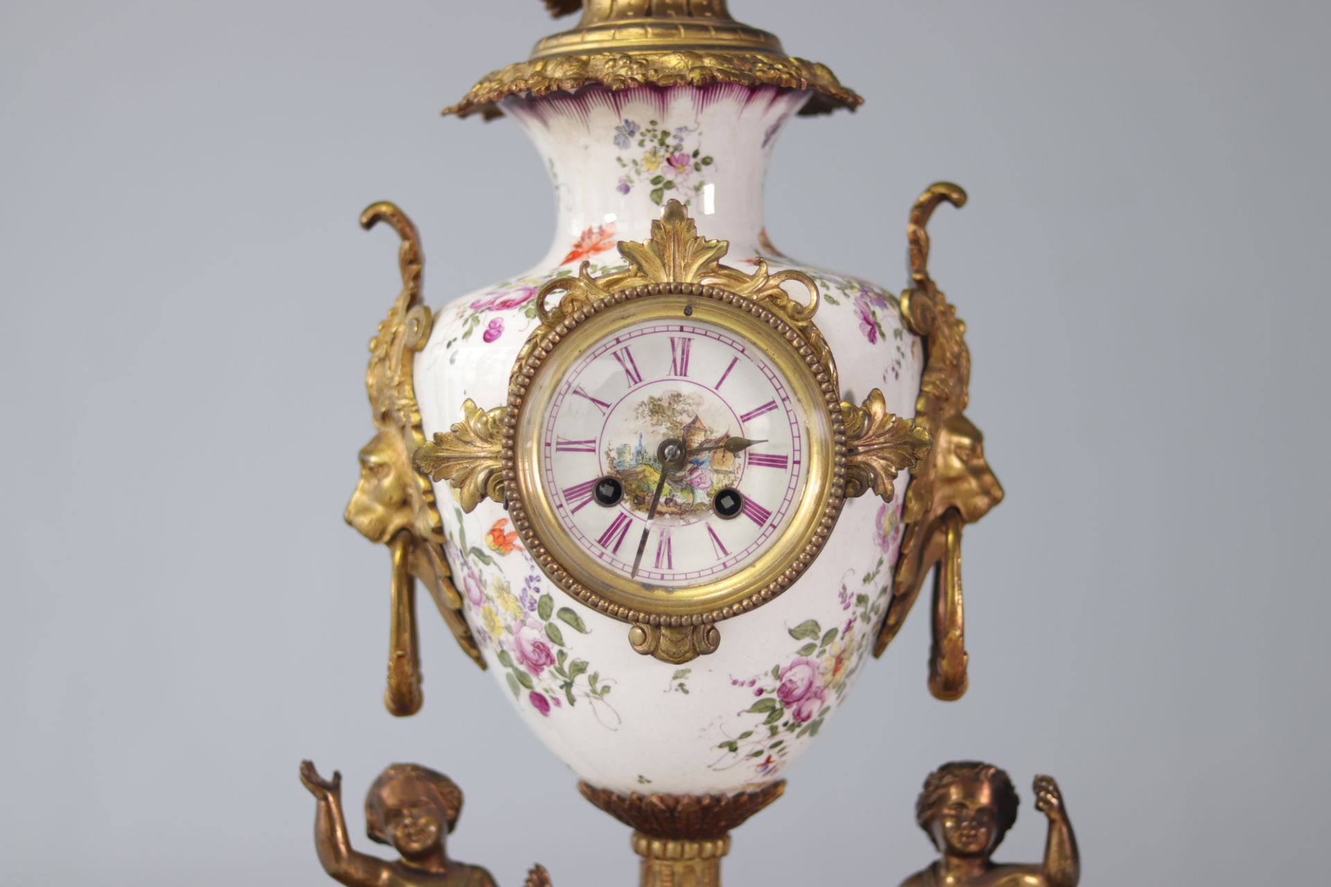 Imposing pendulum and candelabra set in bronze and porcelain decorated with flowers and characters - Bild 7 aus 8