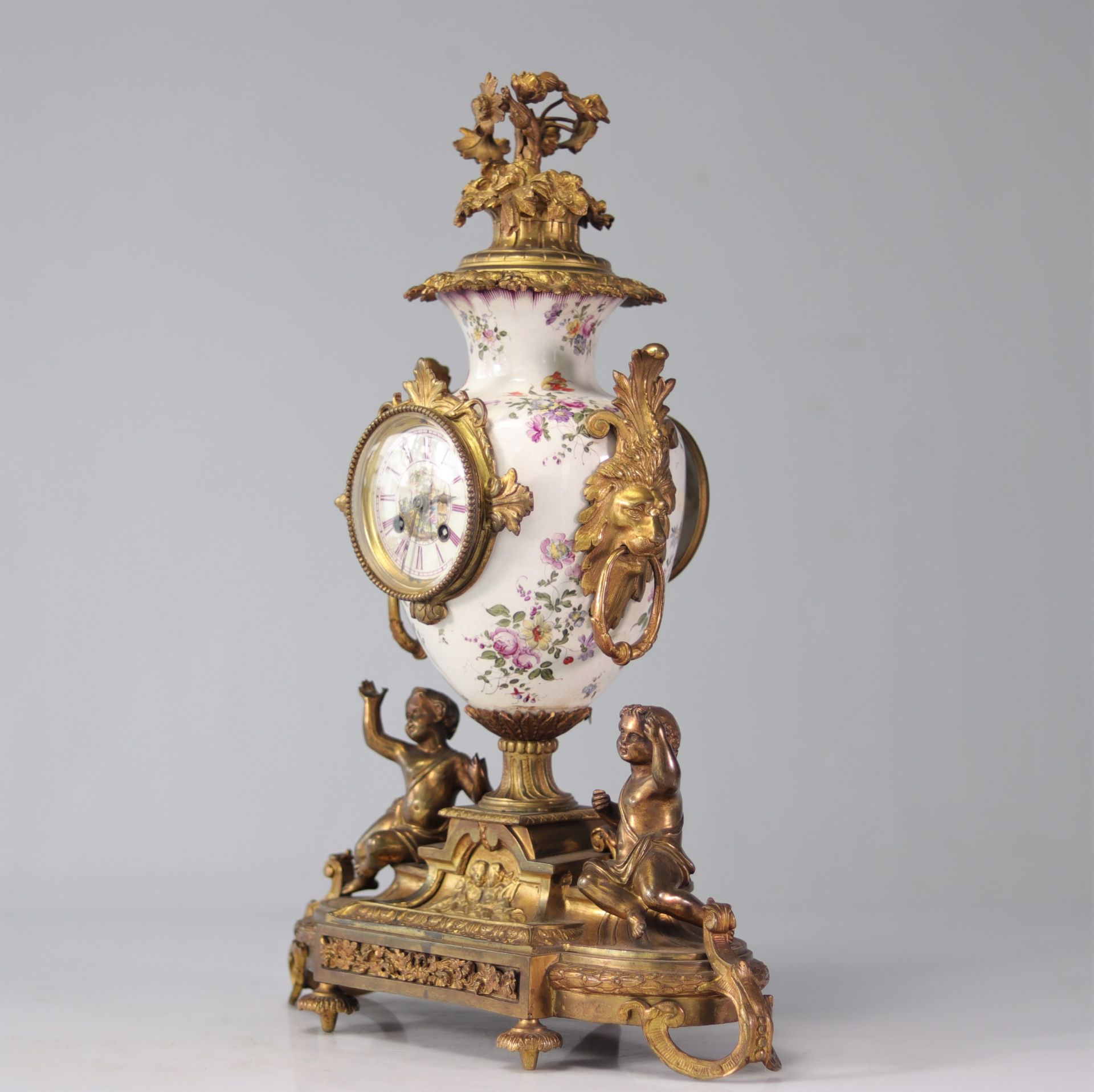 Imposing pendulum and candelabra set in bronze and porcelain decorated with flowers and characters - Bild 2 aus 8