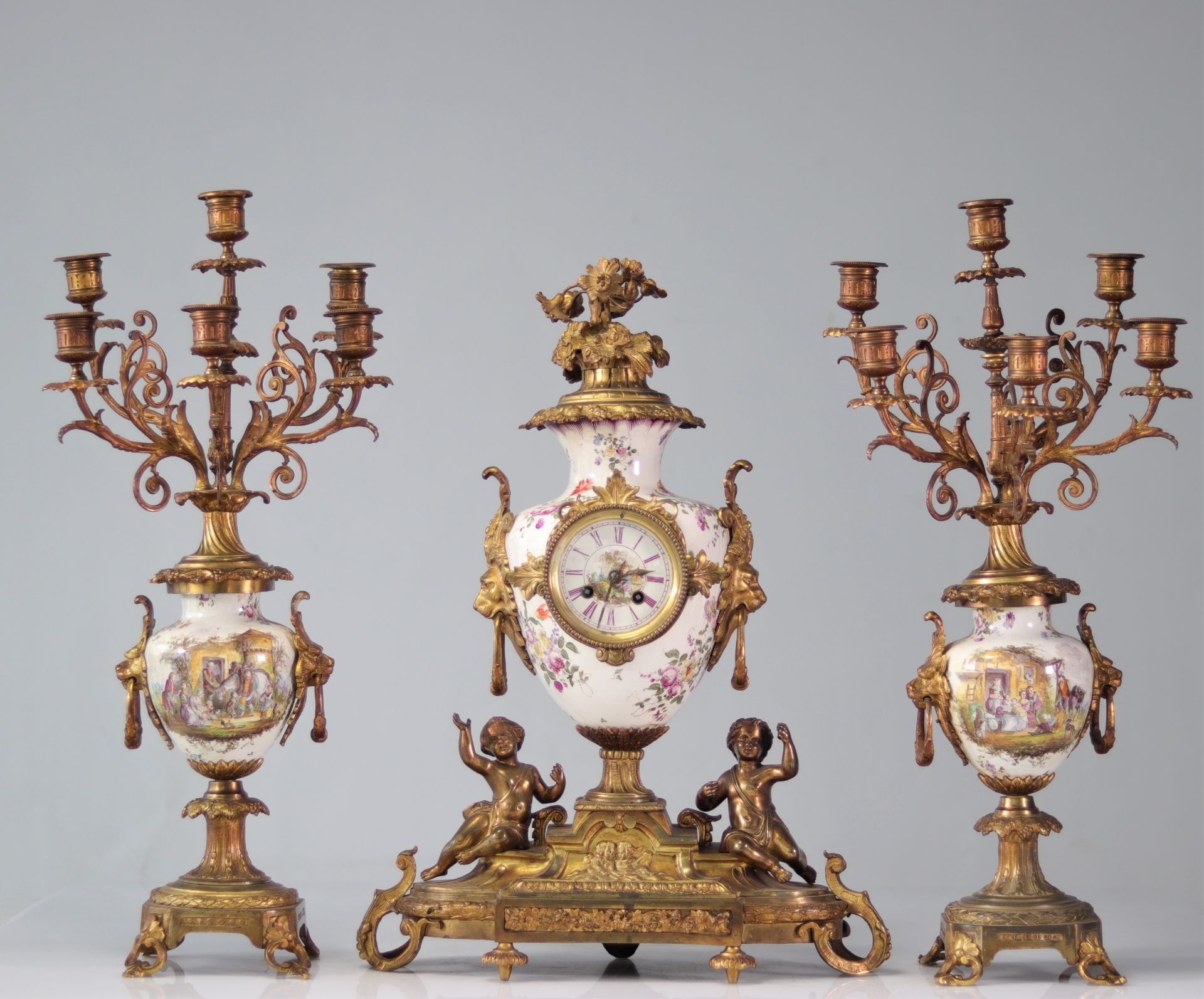 Imposing pendulum and candelabra set in bronze and porcelain decorated with flowers and characters