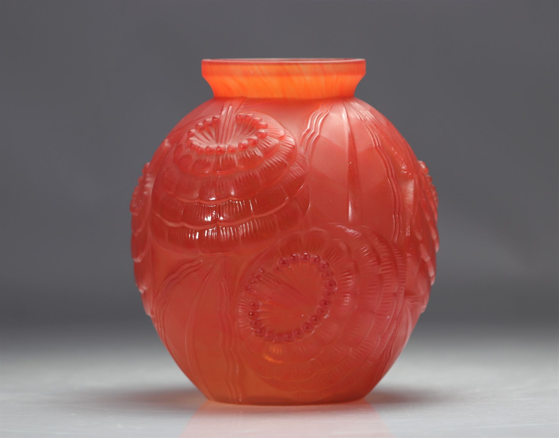 Pierre d'AVESN (1901-1990) Red Art Deco vase with stylized flower motif - Image 2 of 5