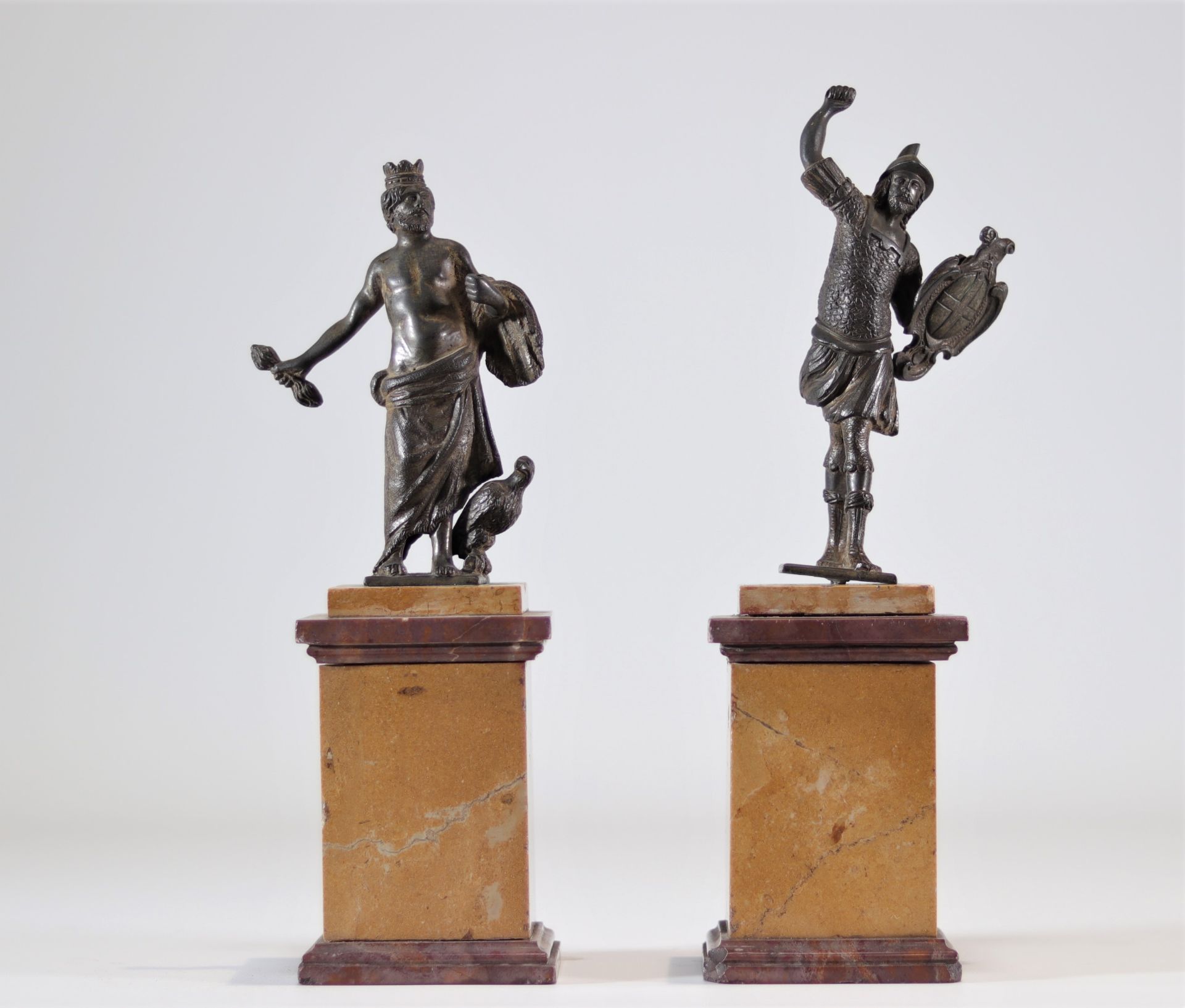 Pair of bronze figures placed on marble pedestals from the Renaissance movement in Italy around 1500 - Bild 3 aus 5