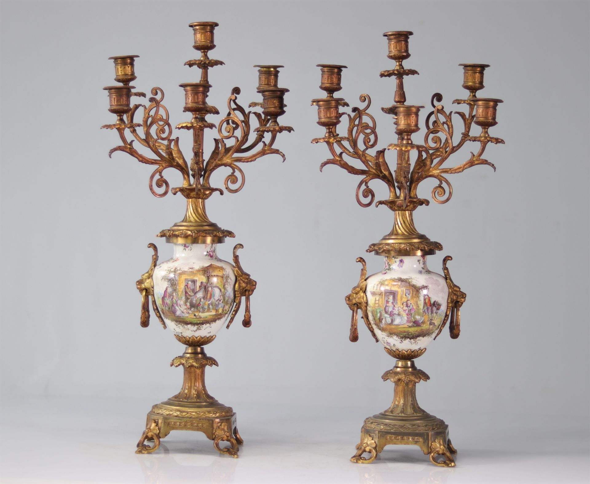 Imposing pendulum and candelabra set in bronze and porcelain decorated with flowers and characters - Bild 5 aus 8