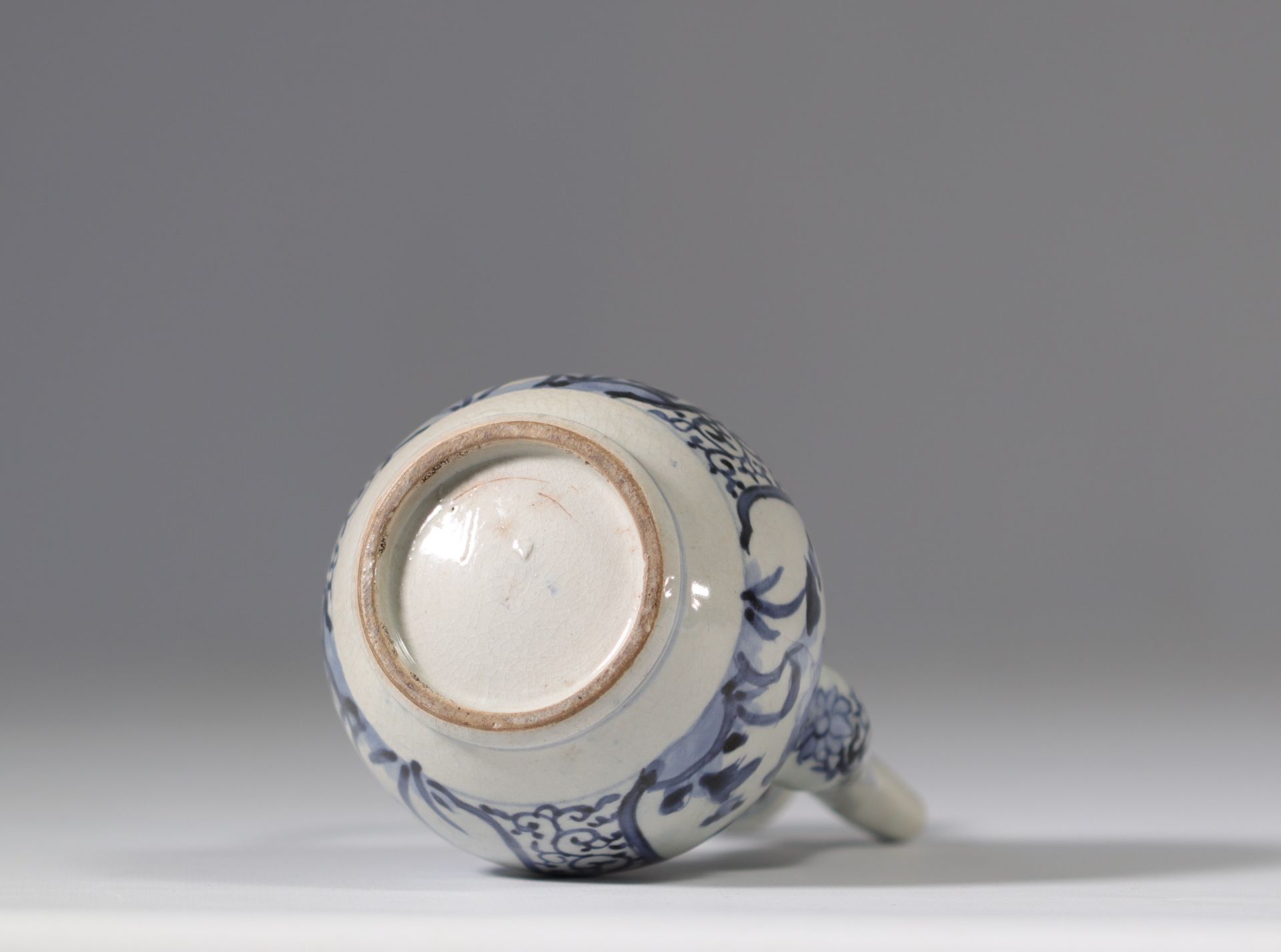 Porcelain with white and blue enamels decorated with branched leaves from 17th century from Japan - Bild 4 aus 4