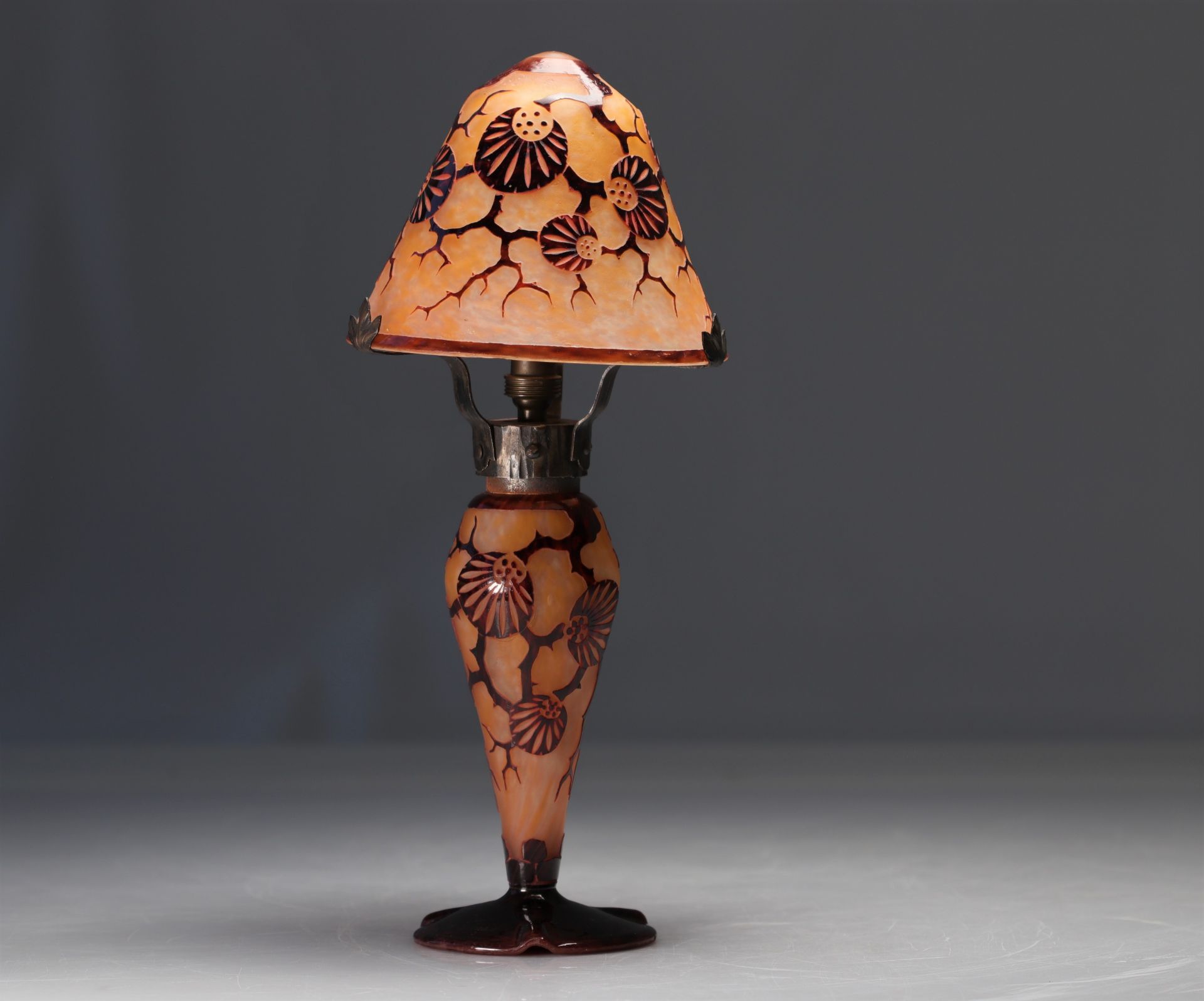 Le Verre Francais beautiful acid-etched Art Deco lamp with geometric motif - Image 2 of 4