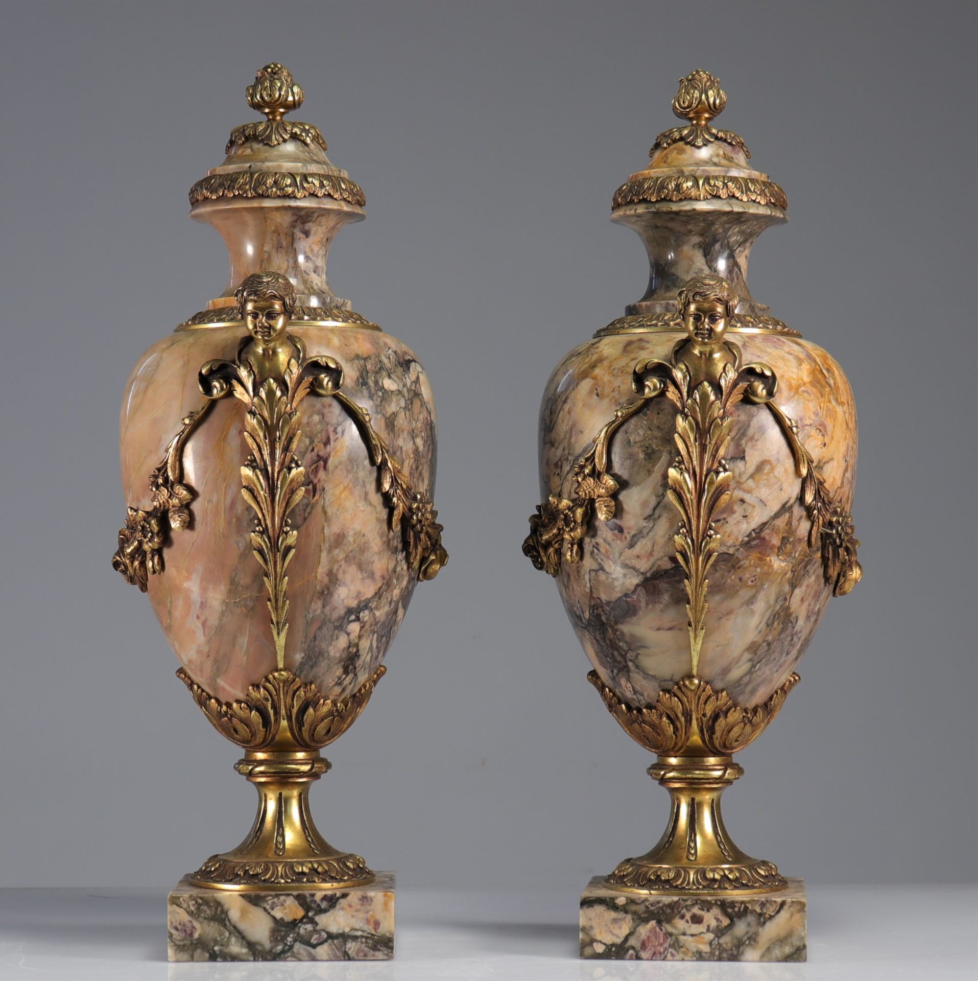 Imposing pair of marble and bronze cassolettes decorated with heads and flowers - Bild 3 aus 5