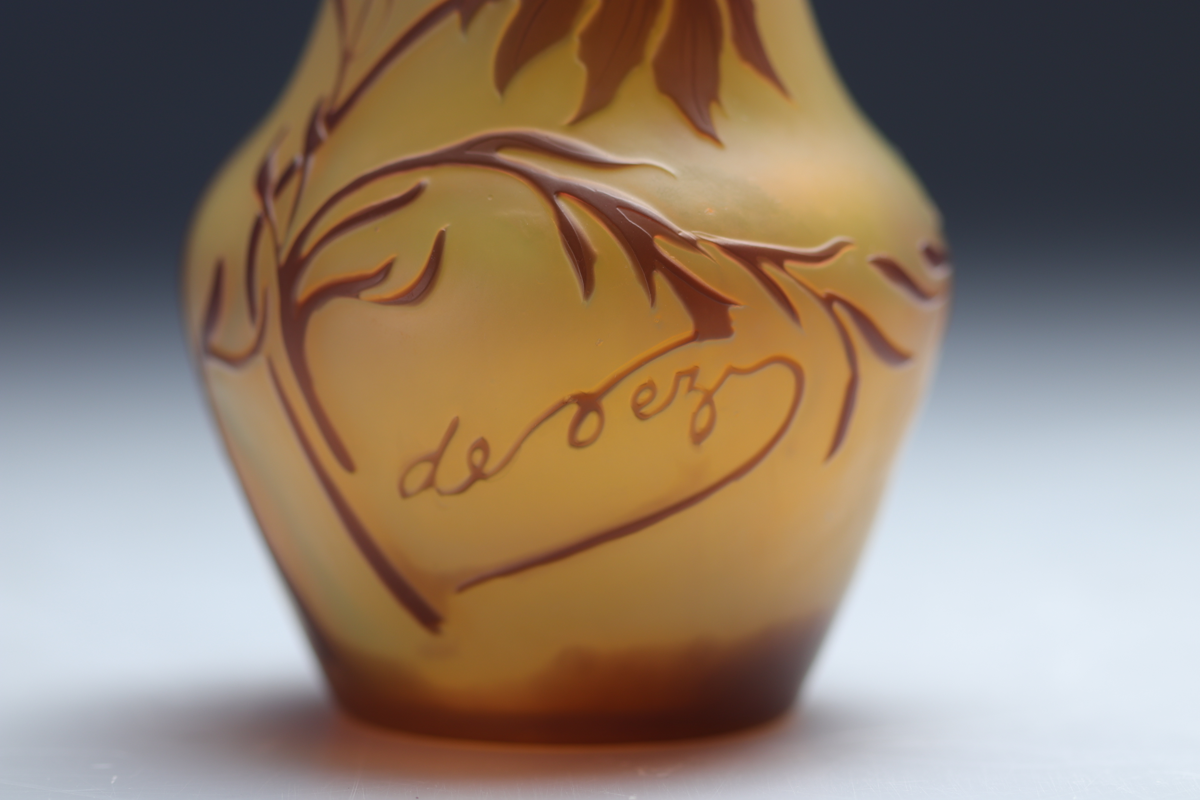 Devez acid-etched vase decorated with red flowers on an orange background - Image 4 of 4