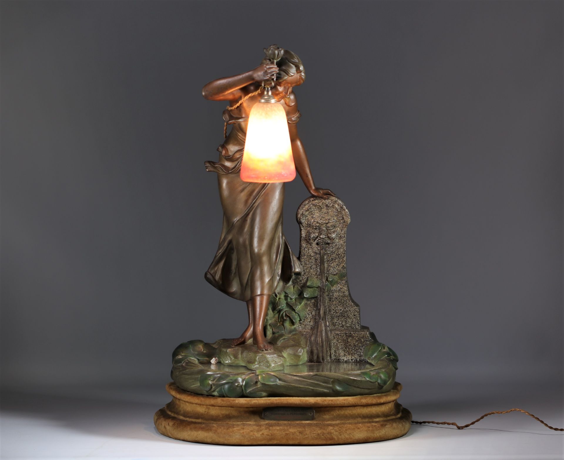 Imposing Art Nouveau lamp, young woman at a pond - Bild 4 aus 6