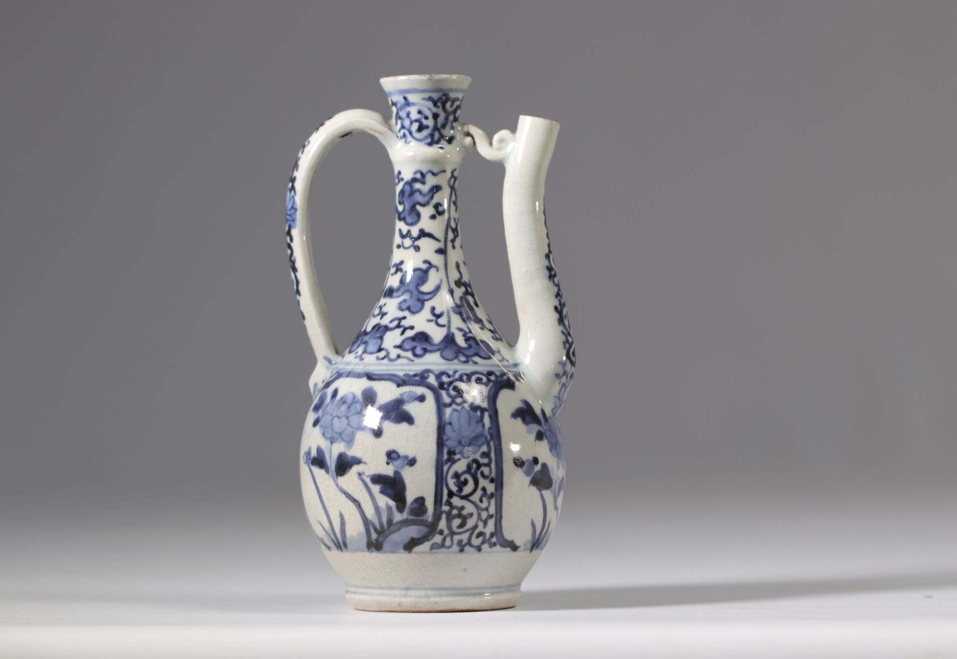 Porcelain with white and blue enamels decorated with branched leaves from 17th century from Japan - Bild 2 aus 4