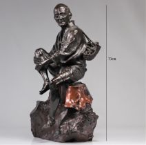 Exceptional large Japanese bronze "man at rest on a tree trunk" from Meiji period (æ˜Žæ²»æ™‚ä»£)