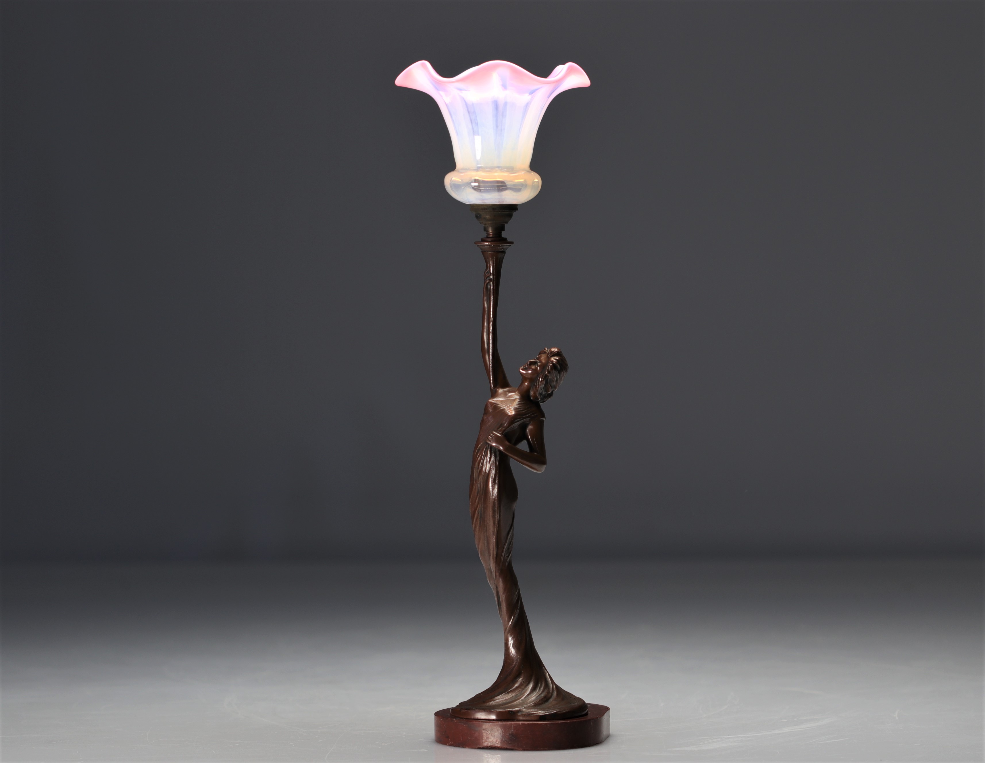 Francis RENAUD (1887-1973) Table lamp of a young woman in bronze, 1900