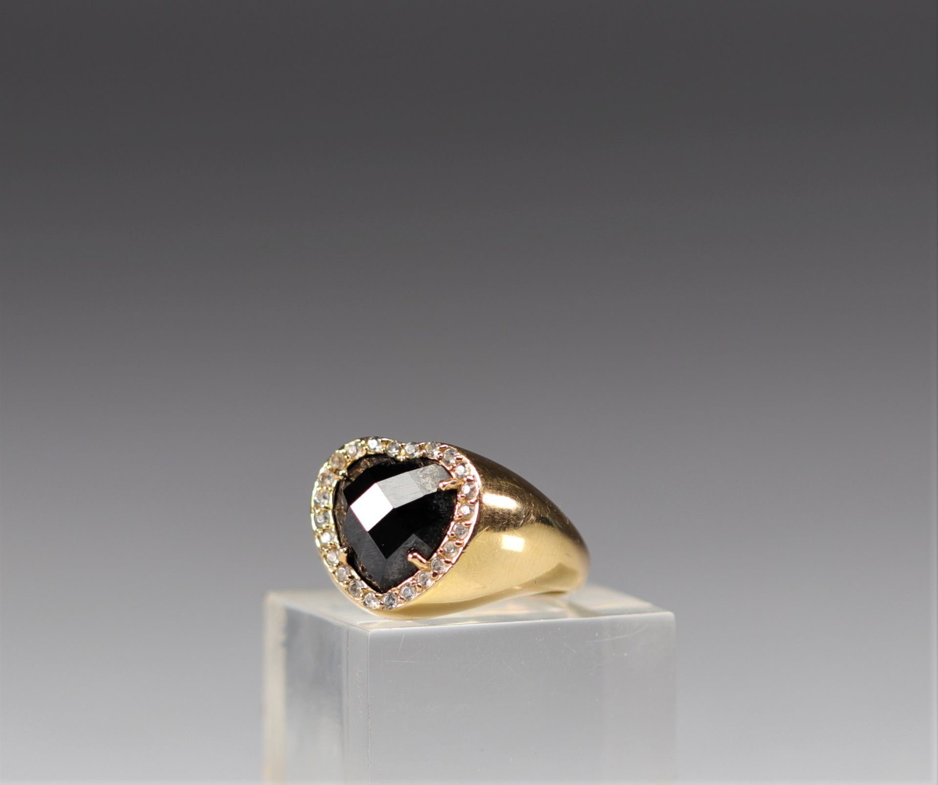 Gold ring with a heart-shaped mauve stone in the center - Image 2 of 2