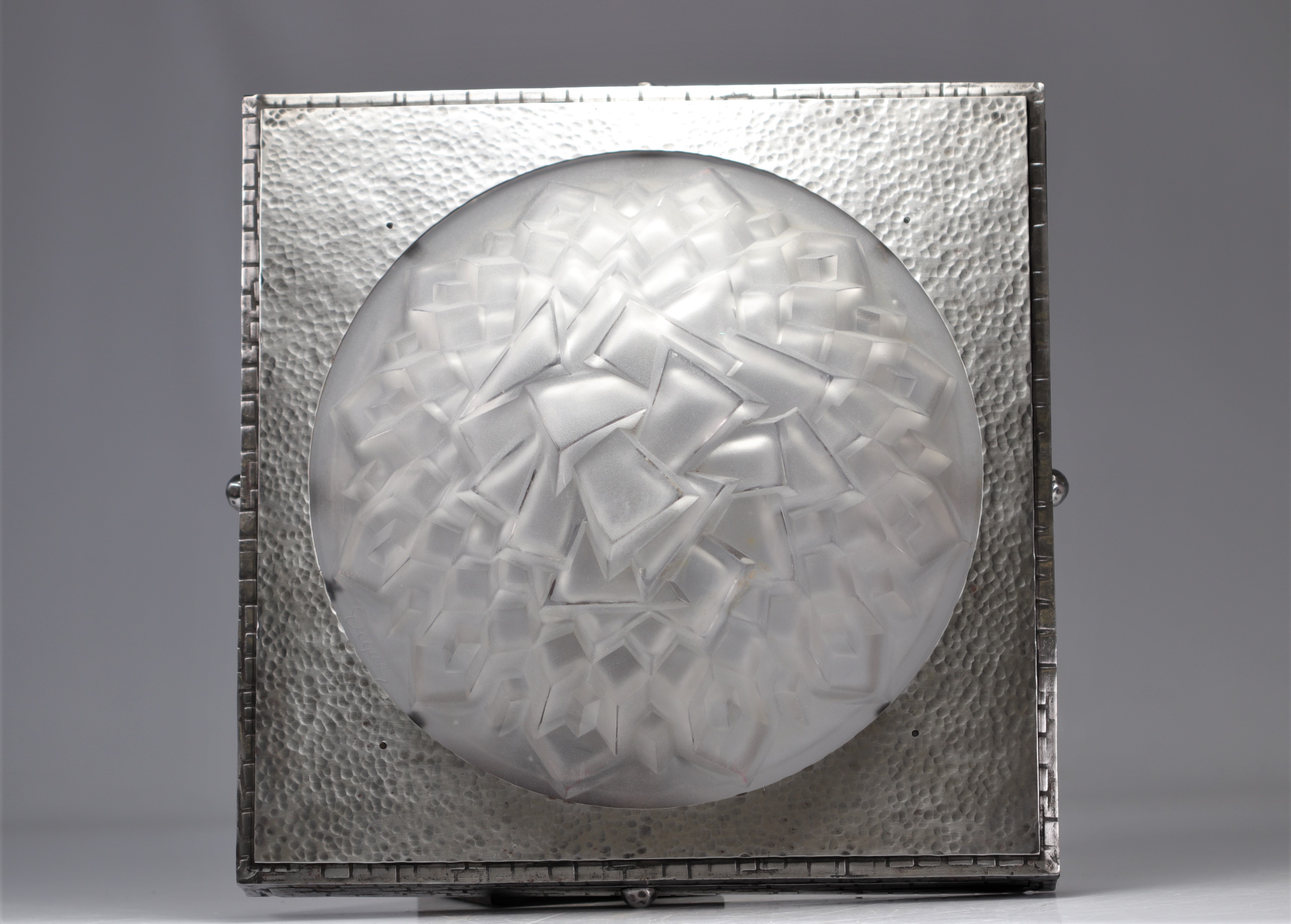 Art Deco ceiling light in stylized metal with geometric glass dome and 4 points of light - signed De - Image 2 of 4