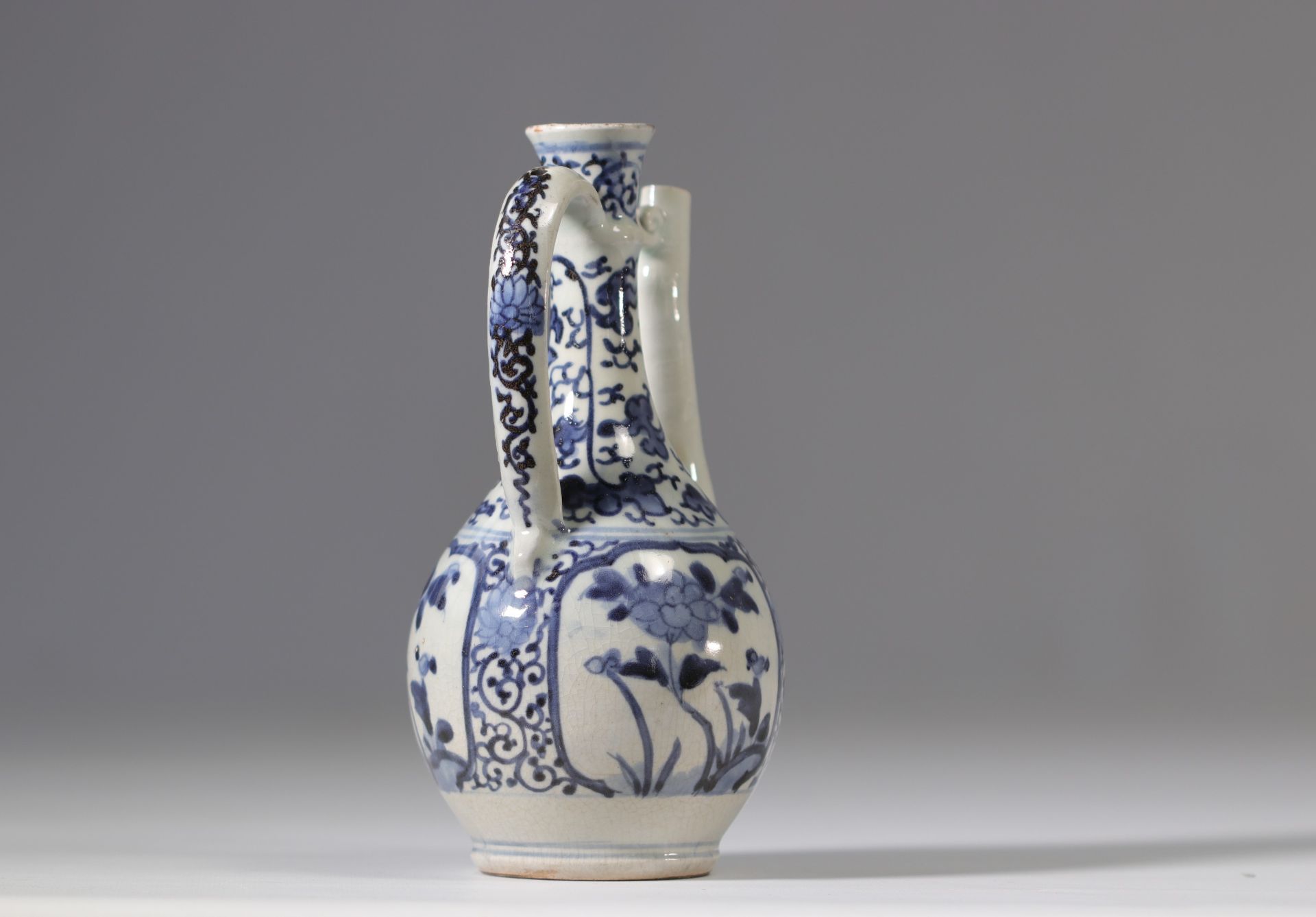 Porcelain with white and blue enamels decorated with branched leaves from 17th century from Japan - Bild 3 aus 4