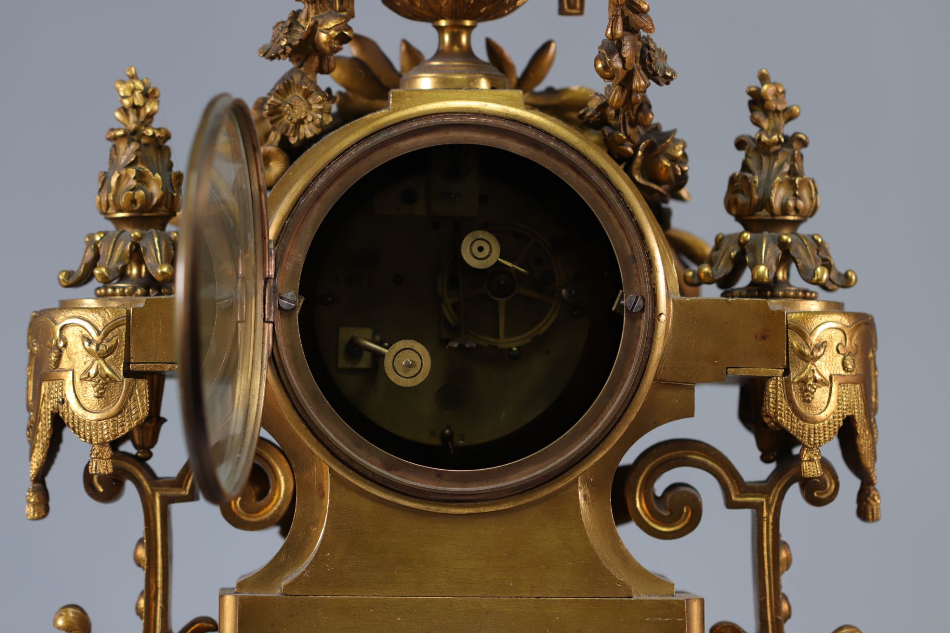 Garniture pendule et candelabres en bronze dore richement decoree - Bild 7 aus 7