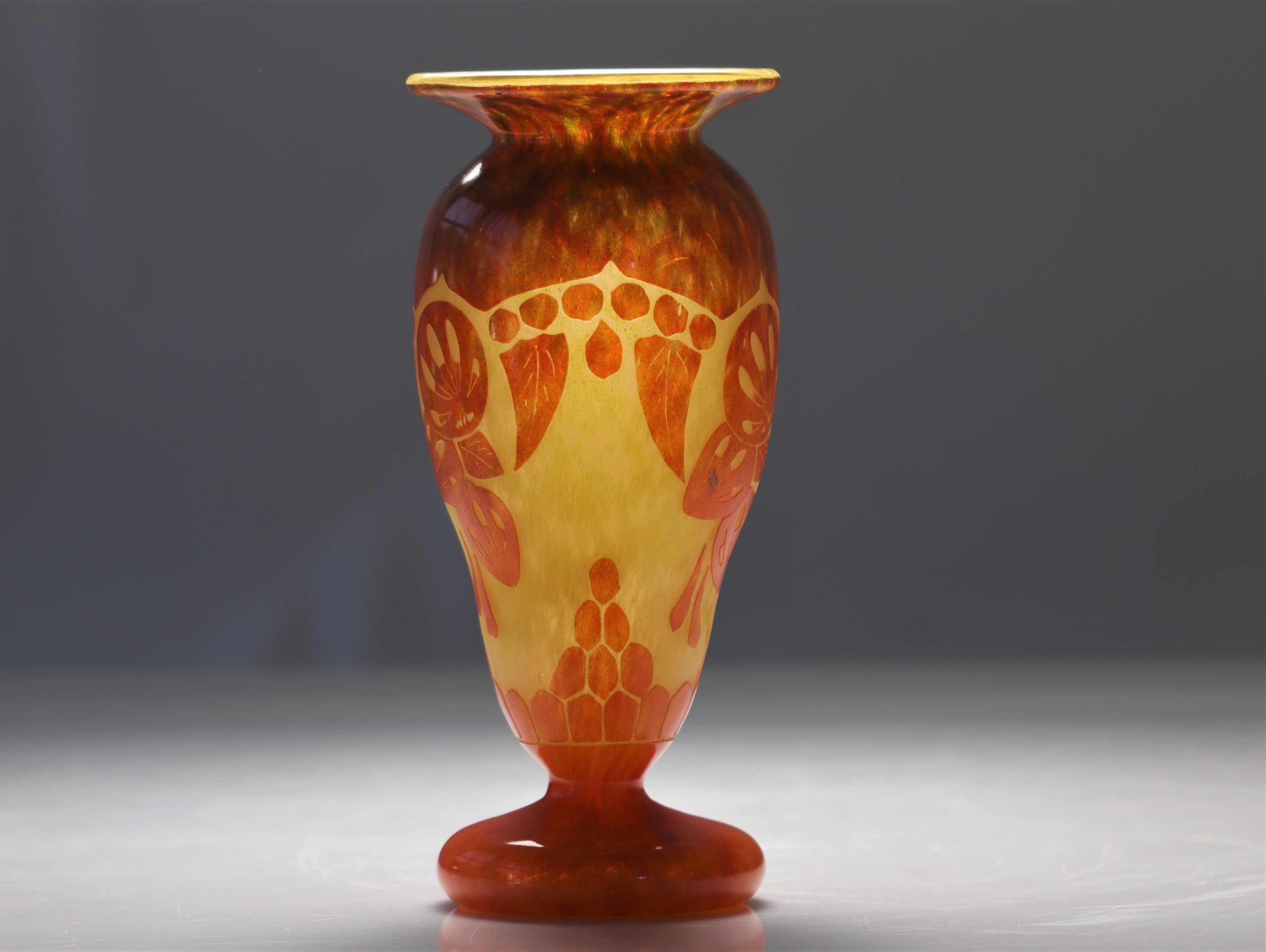 Le Verre Francais acid-etched vase with daffodil design - Image 2 of 2