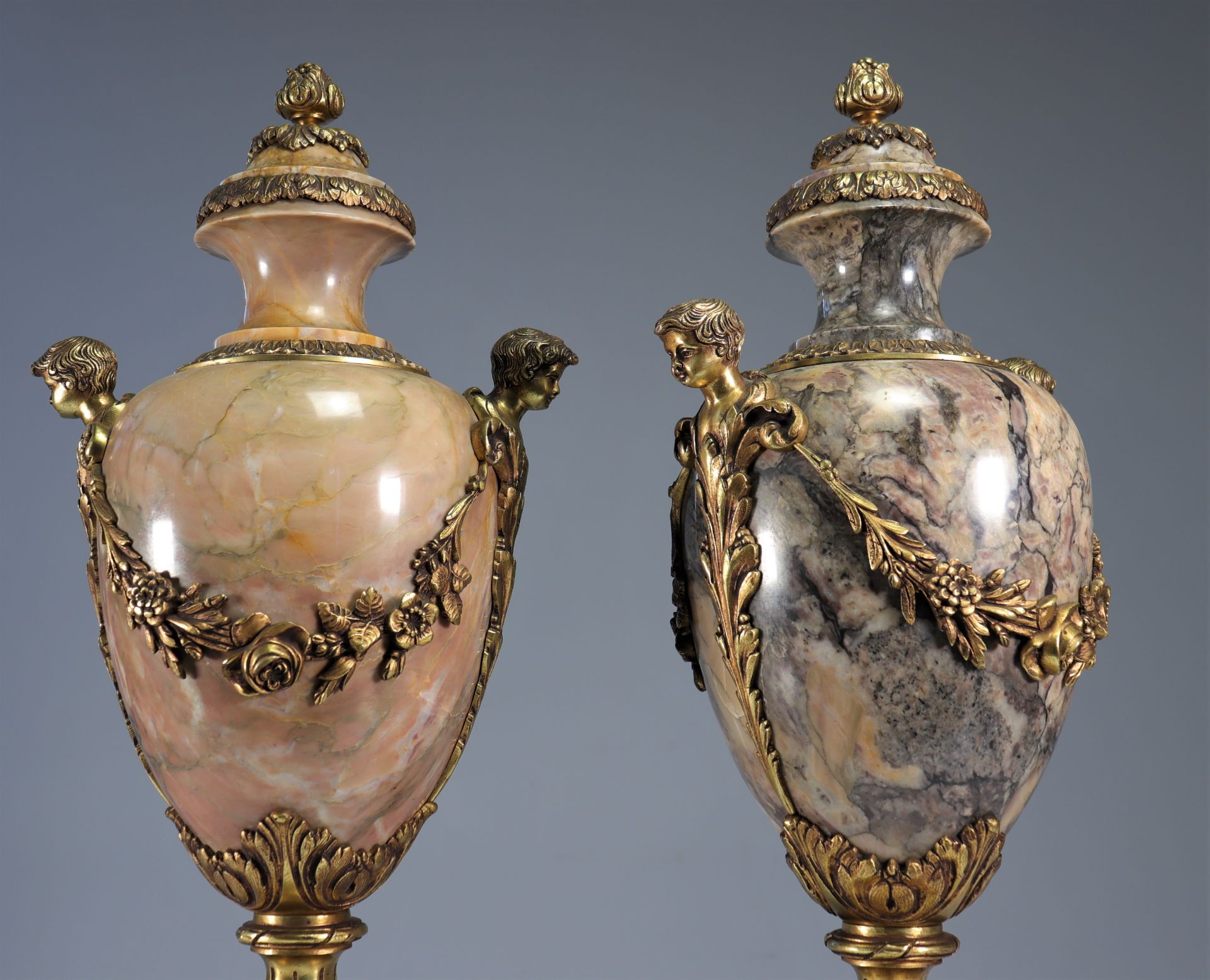 Imposing pair of marble and bronze cassolettes decorated with heads and flowers