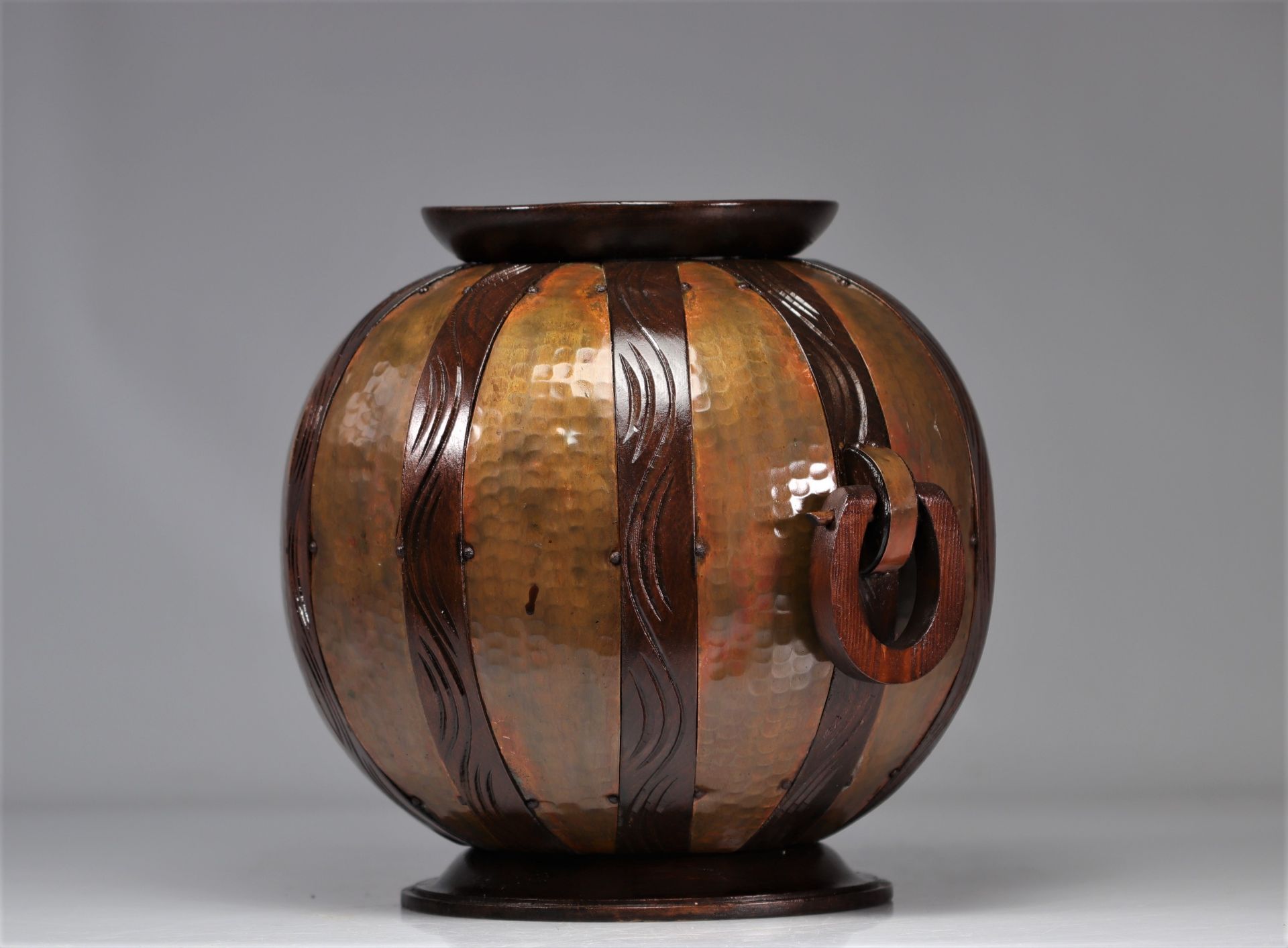 Gustave SERRURIER-BOVY (1858-1910) Hammered copper and wood ball vase - Image 2 of 3