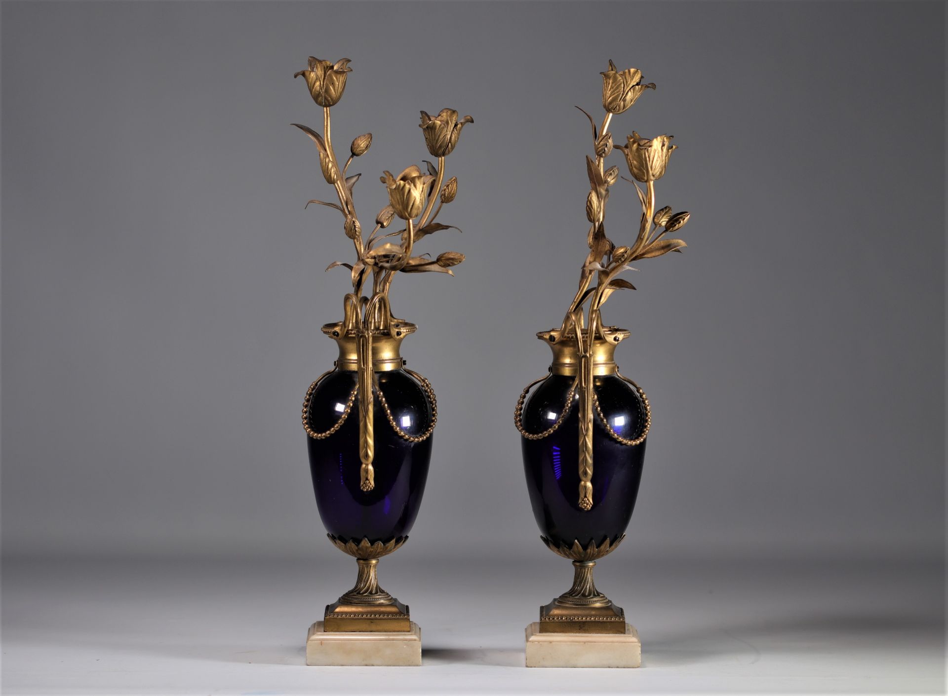 Pair of "candelabra" vases in Le Creusot blue glass and bronze, Louis XVI period - Bild 3 aus 5