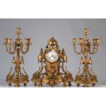 Garniture pendule et candelabres en bronze dore richement decoree