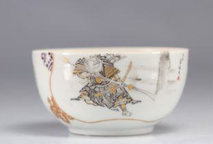 Japanese porcelain bowl decorated with warriors in grisaille, 19th century