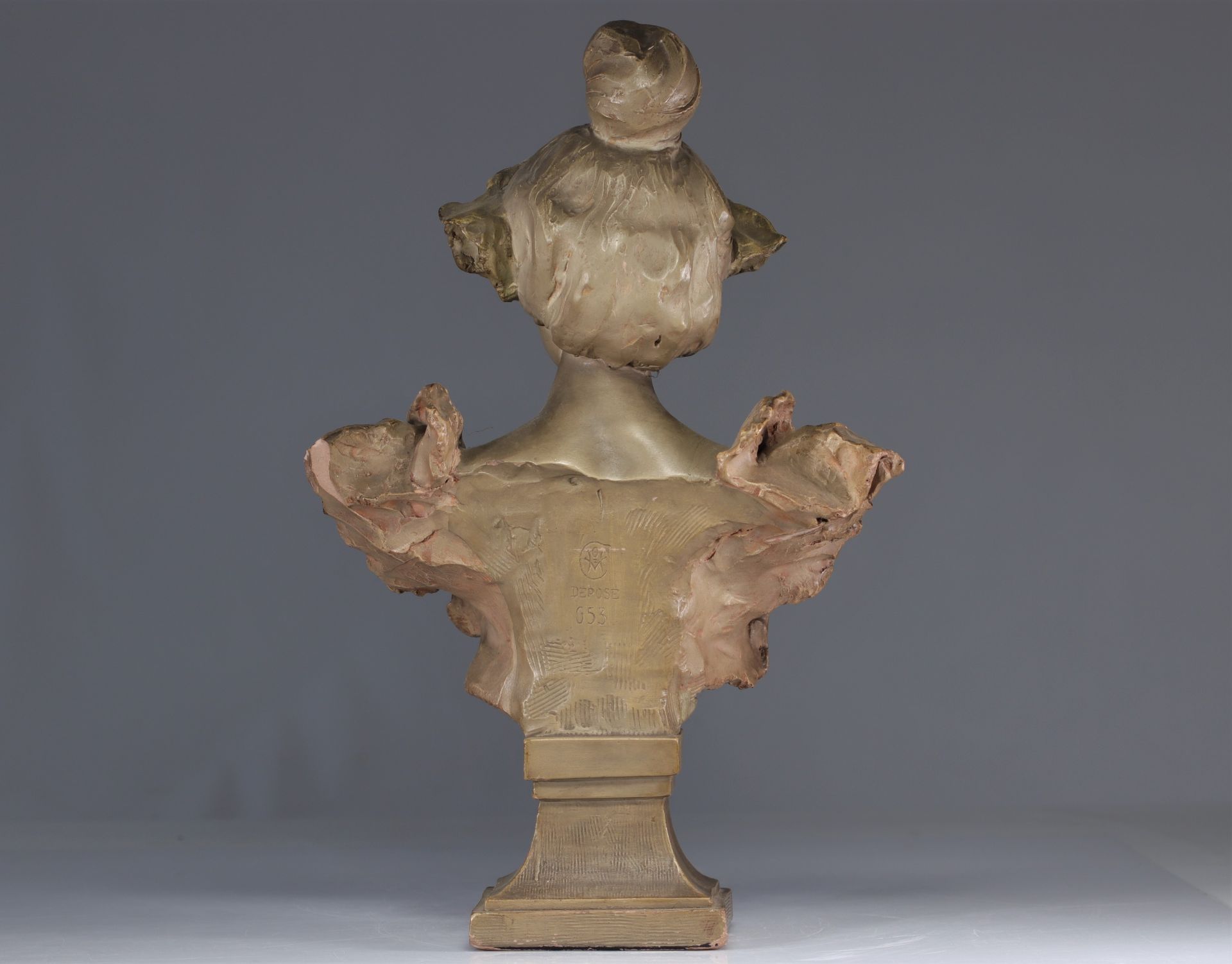 Art Nouveau bust of a young woman in patinated terracotta - Image 4 of 5