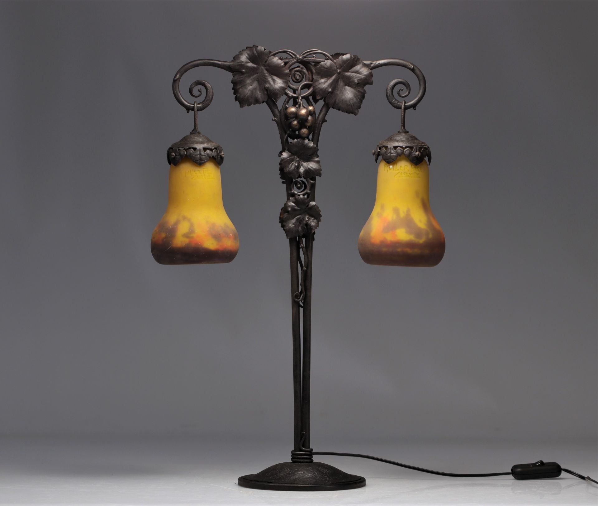 Art Nouveau double lamp in forged metal decorated with a vine and 2 tulips signed "Muller freres Lun