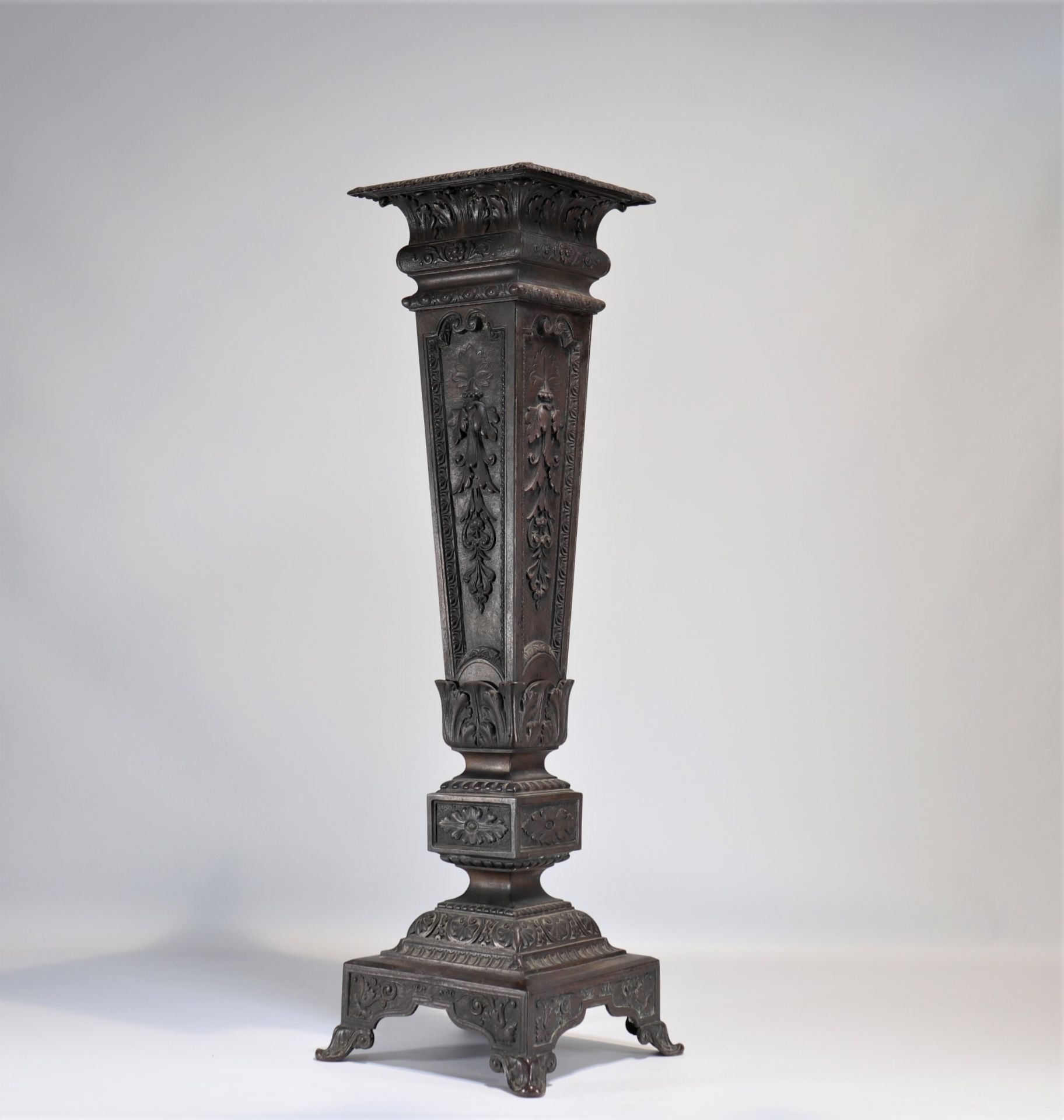 Bronze column saddle decorated with foliage from the 19th century