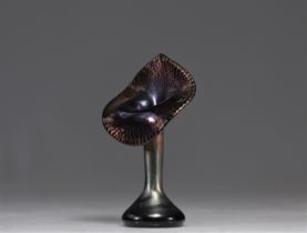 Tiffany vase in iridescent mauve "tulip" shape