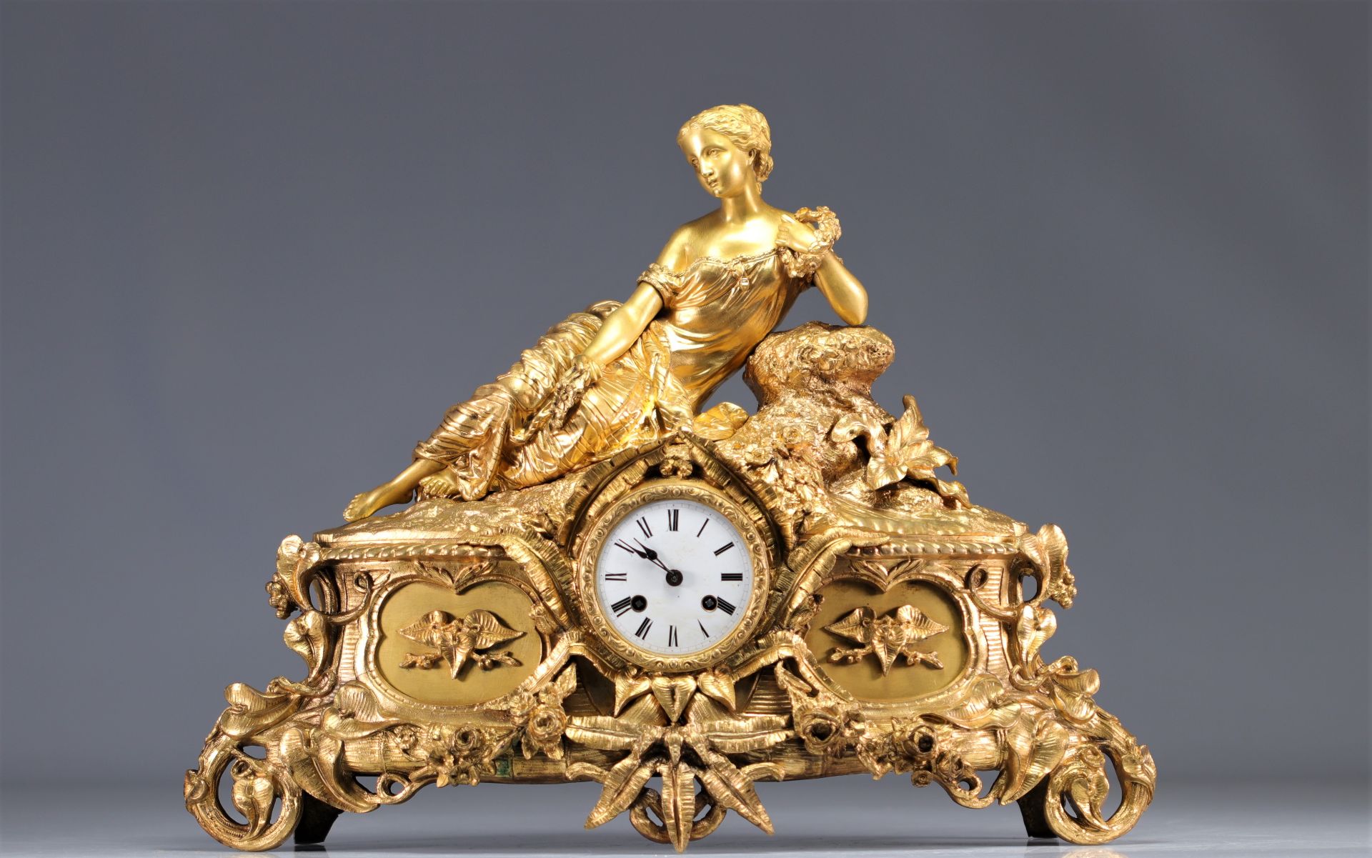 Gilt bronze clock surmounted by a young woman from 19th century