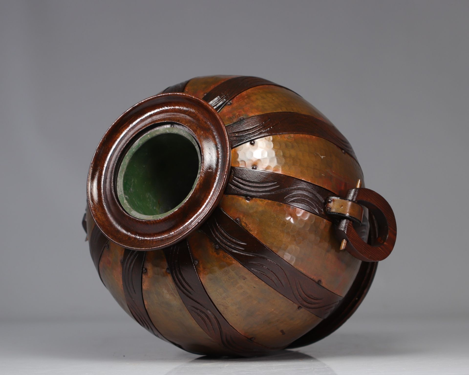 Gustave SERRURIER-BOVY (1858-1910) Hammered copper and wood ball vase - Image 3 of 3