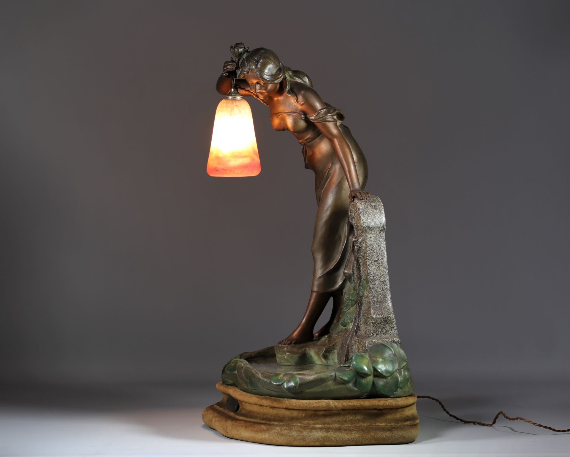 Imposing Art Nouveau lamp, young woman at a pond - Bild 3 aus 6