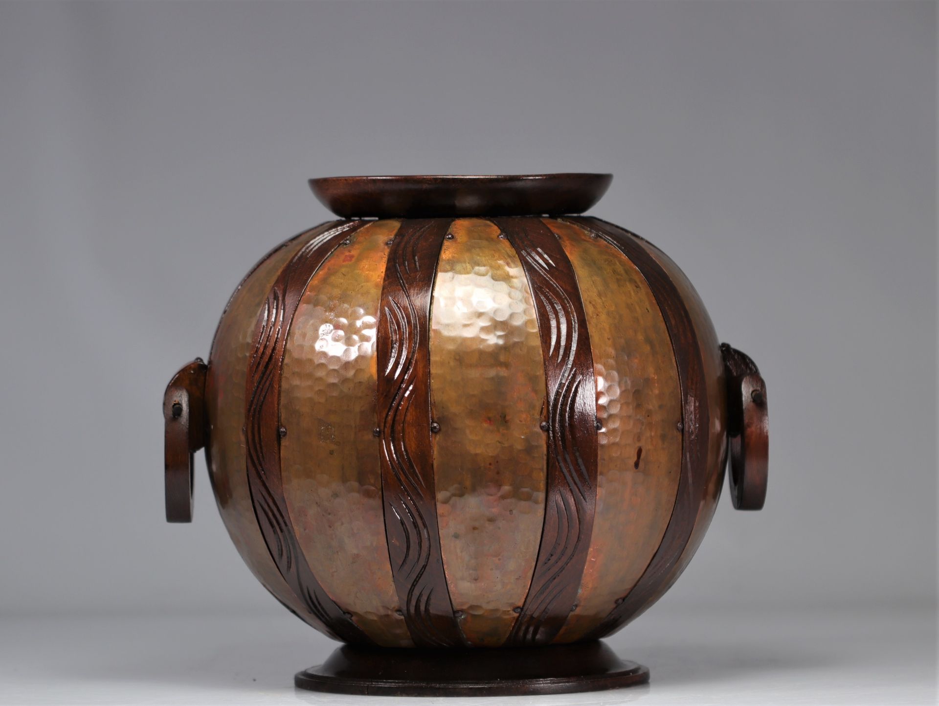 Gustave SERRURIER-BOVY (1858-1910) Hammered copper and wood ball vase