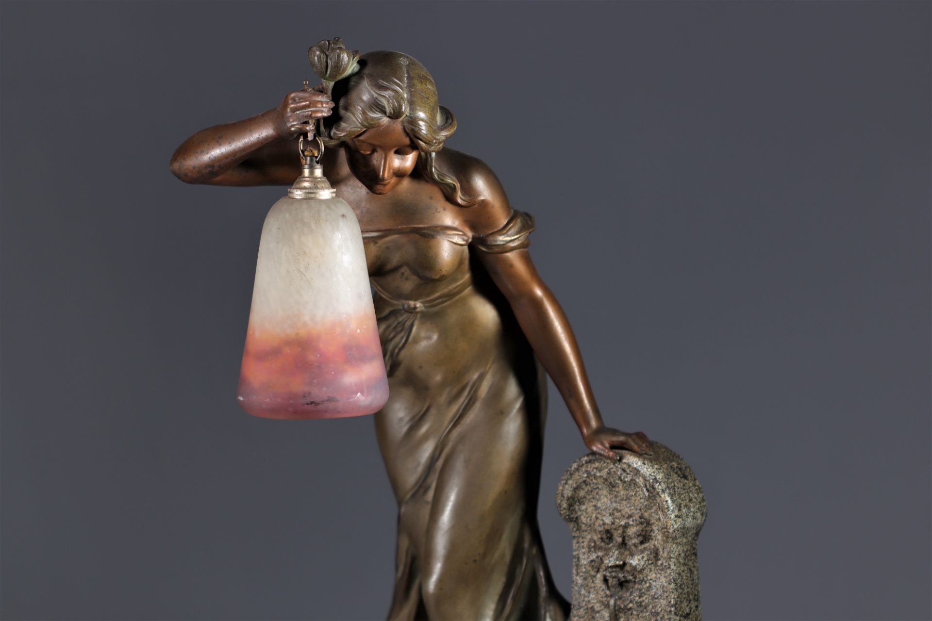 Imposing Art Nouveau lamp, young woman at a pond - Bild 5 aus 6
