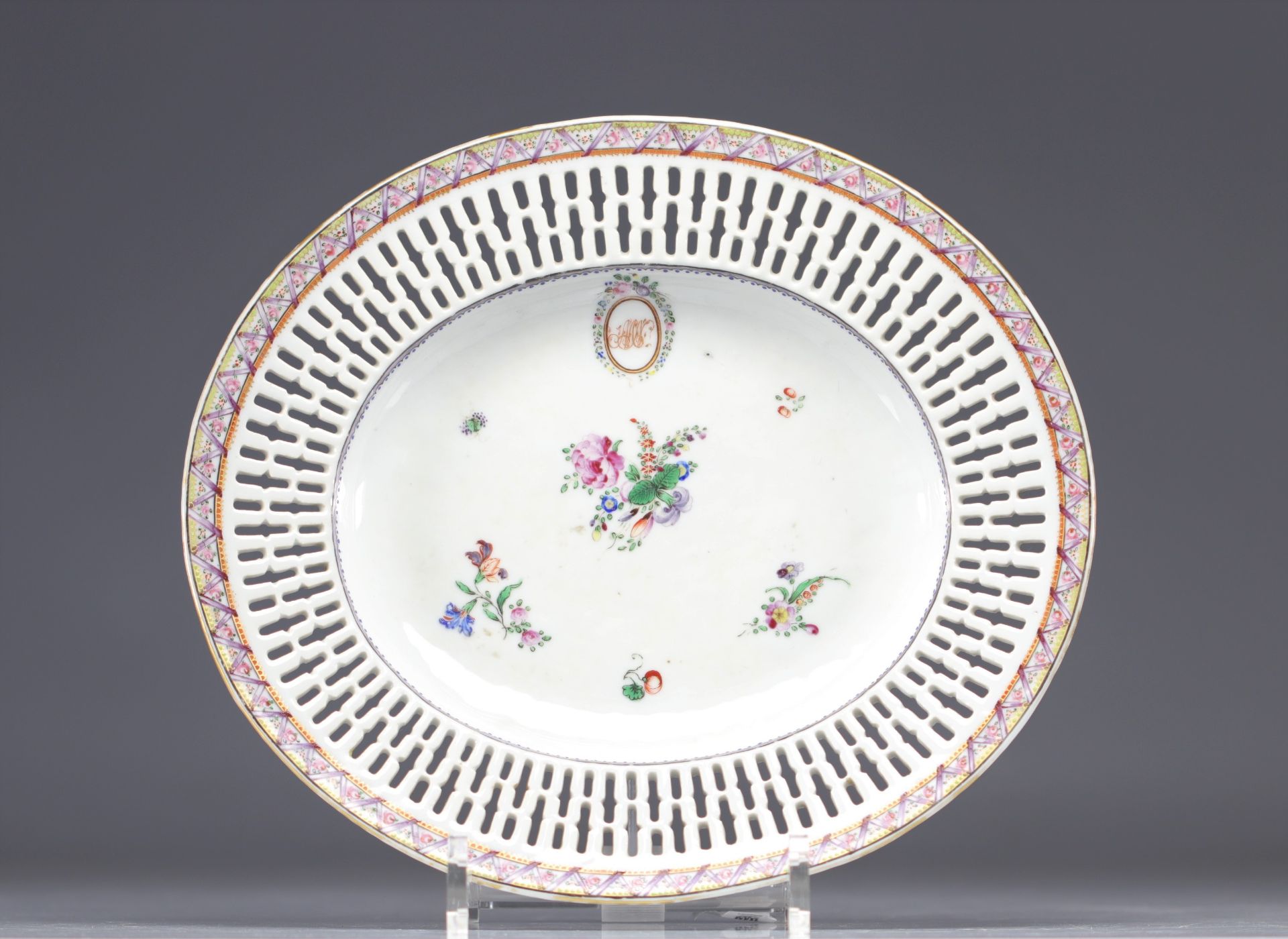 Compagnie des Indes openwork porcelain dish Famille Rose from 18th century