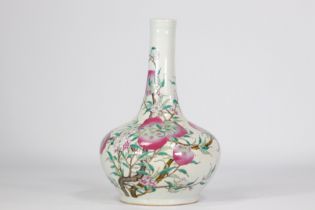 Famille rose vase decorated with 9 peaches on a white background from 19th century