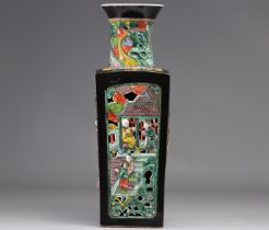 Vase en porcelaine de la famille noire a decor de personnages XIXeme