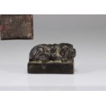 Chinese bronze seal surmounted by a dog from the Qing period (æ¸…æœ)