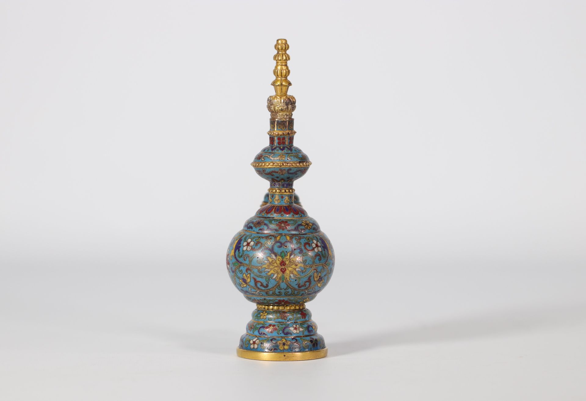 Cloisonne vase with lotus design on a blue background with Qianlong mark from 18th century - Image 3 of 5