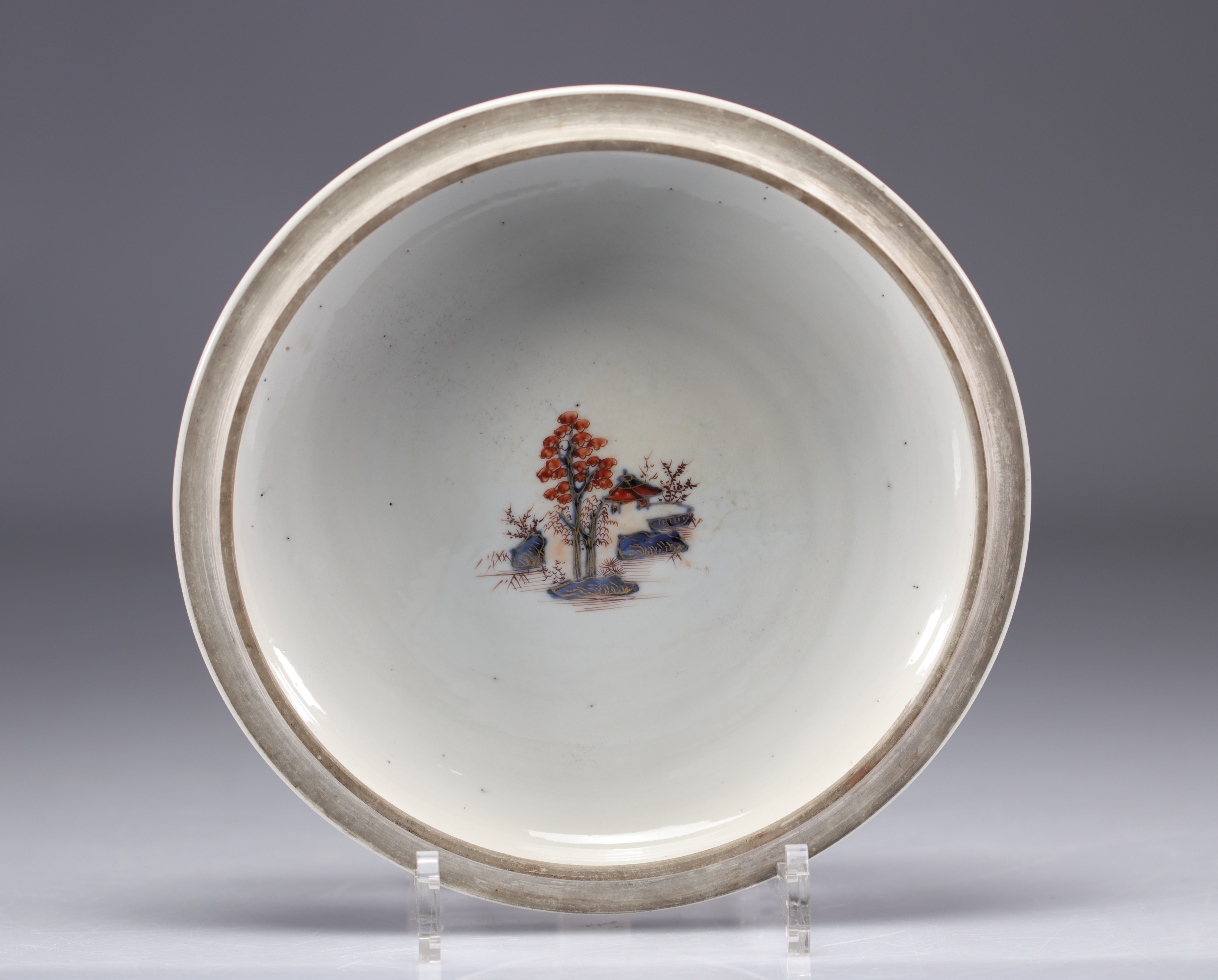 Covered dish in chinese porcelain decorated with landscapes on a white background from 18th century - Image 6 of 6
