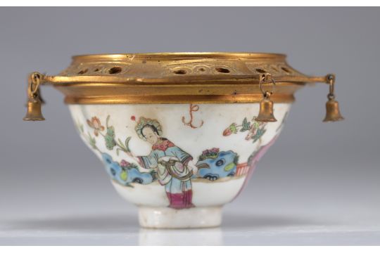 (2) Pair of Chinese famille rose porcelain bowls decorated with figures, bronze mounts - Bild 7 aus 12